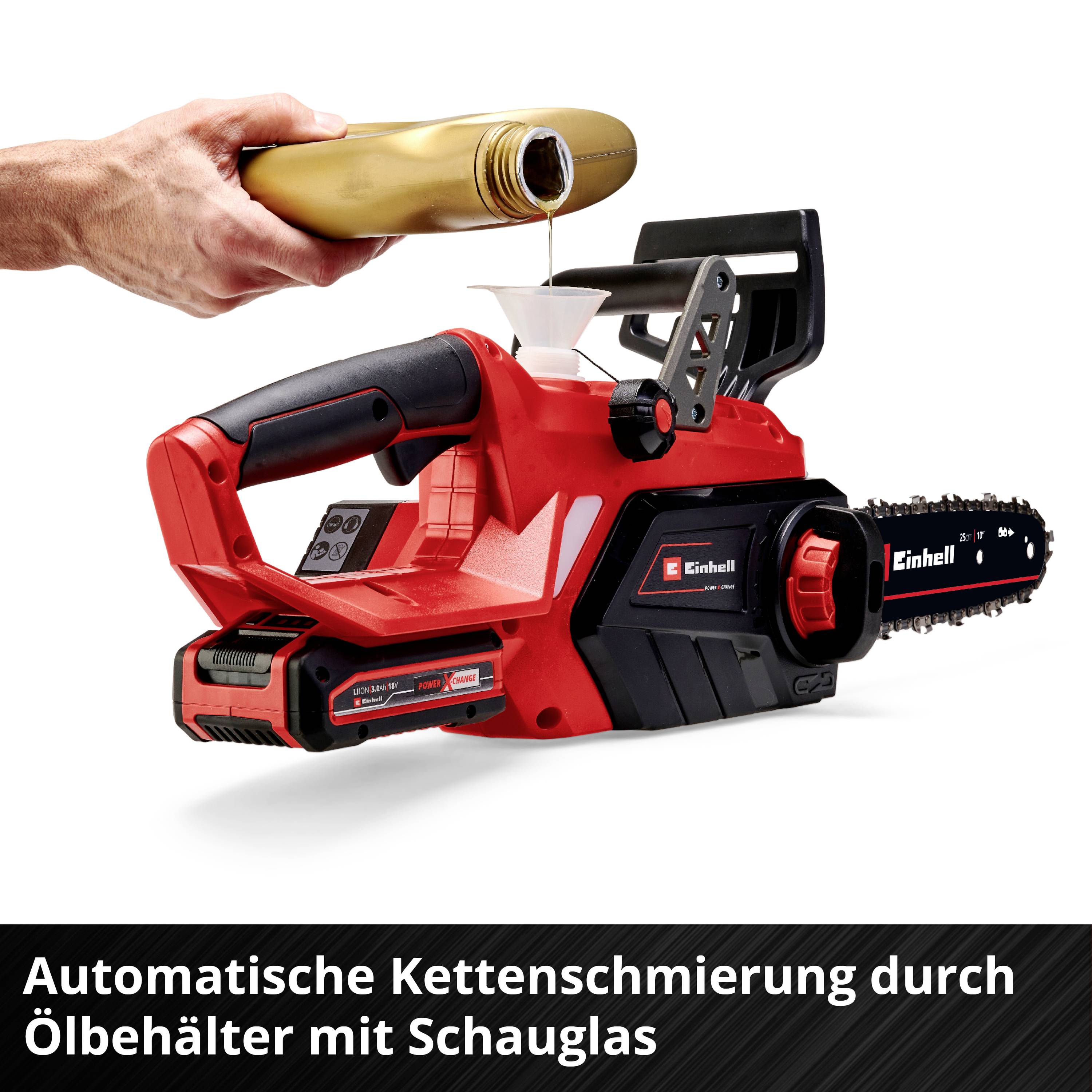 Eine rote Kettensäge wird mit Öl befüllt. Text: 'Automatische Kettenschmierung durch Ölbehälter mit Schauglas'.