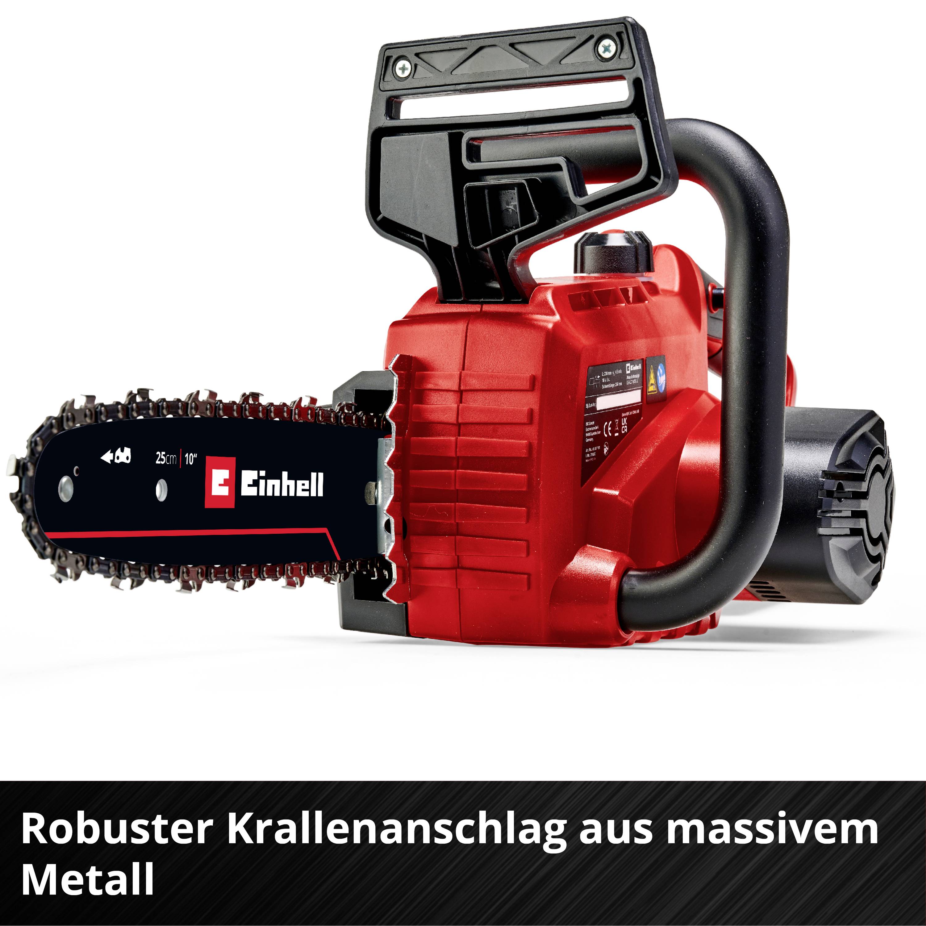 Die Abbildung zeigt eine rote, elektrische Kettensäge der Marke Einhell mit einem robusten Krallenanschlag aus massivem Metall.