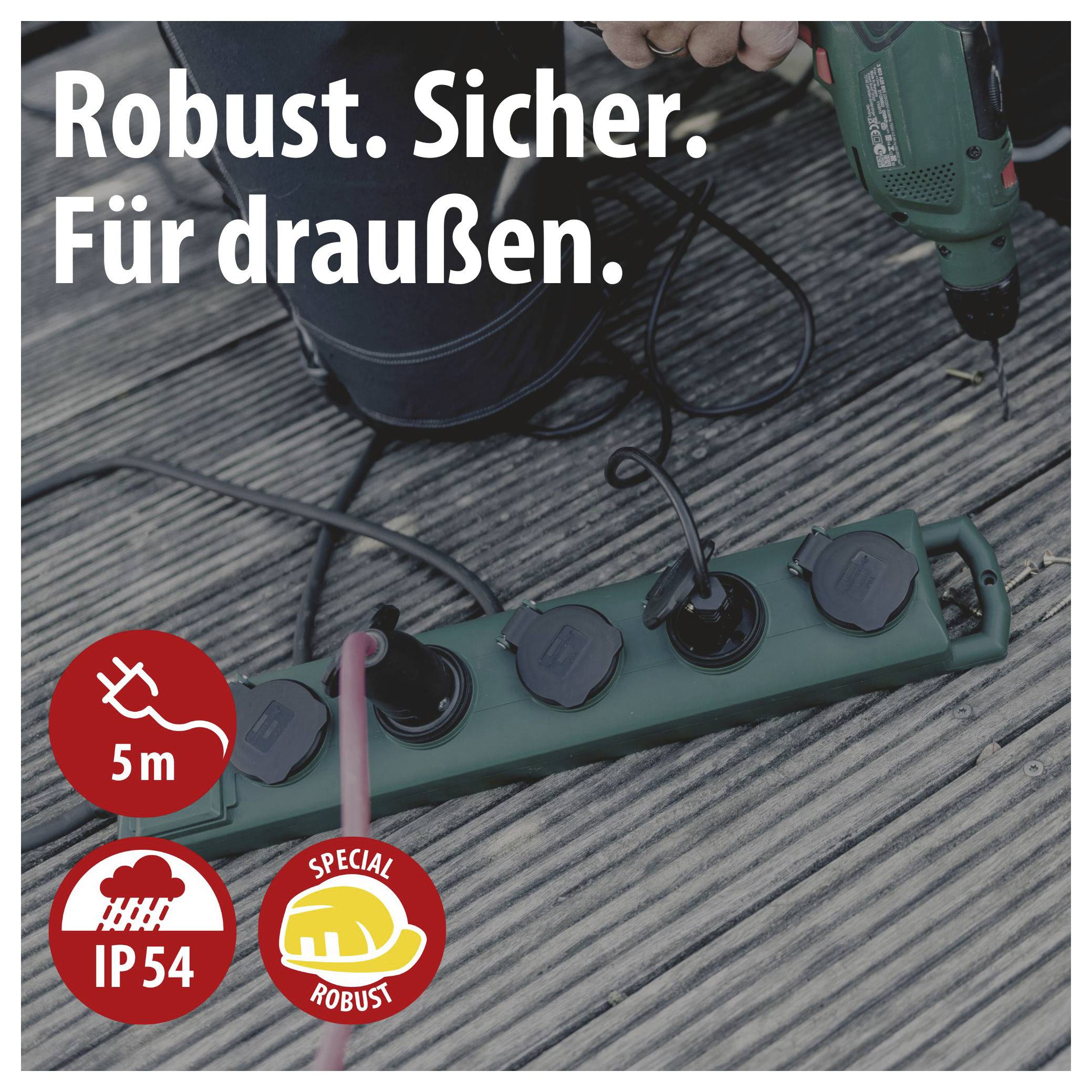 Werbeabbildung einer grünen Außen-Steckdosenleiste mit Bohrmaschine; Text: 'Robust. Sicher. Für draußen.' sowie Hinweise 5 m, IP54, robust.
