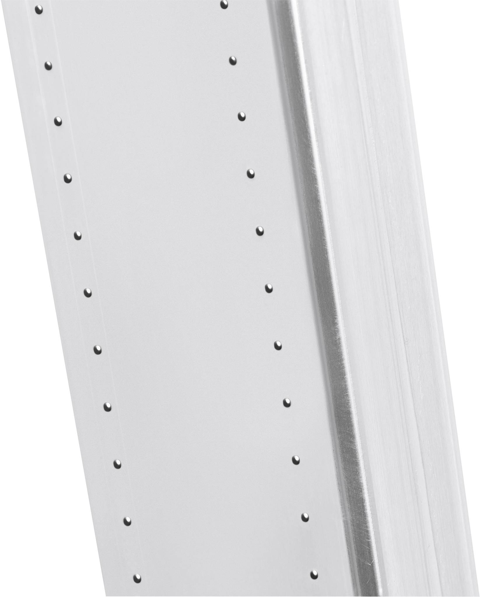 Nahaufnahme eines Metallregals mit seitlich sichtbaren Löchern für einstellbare Einlegeböden.