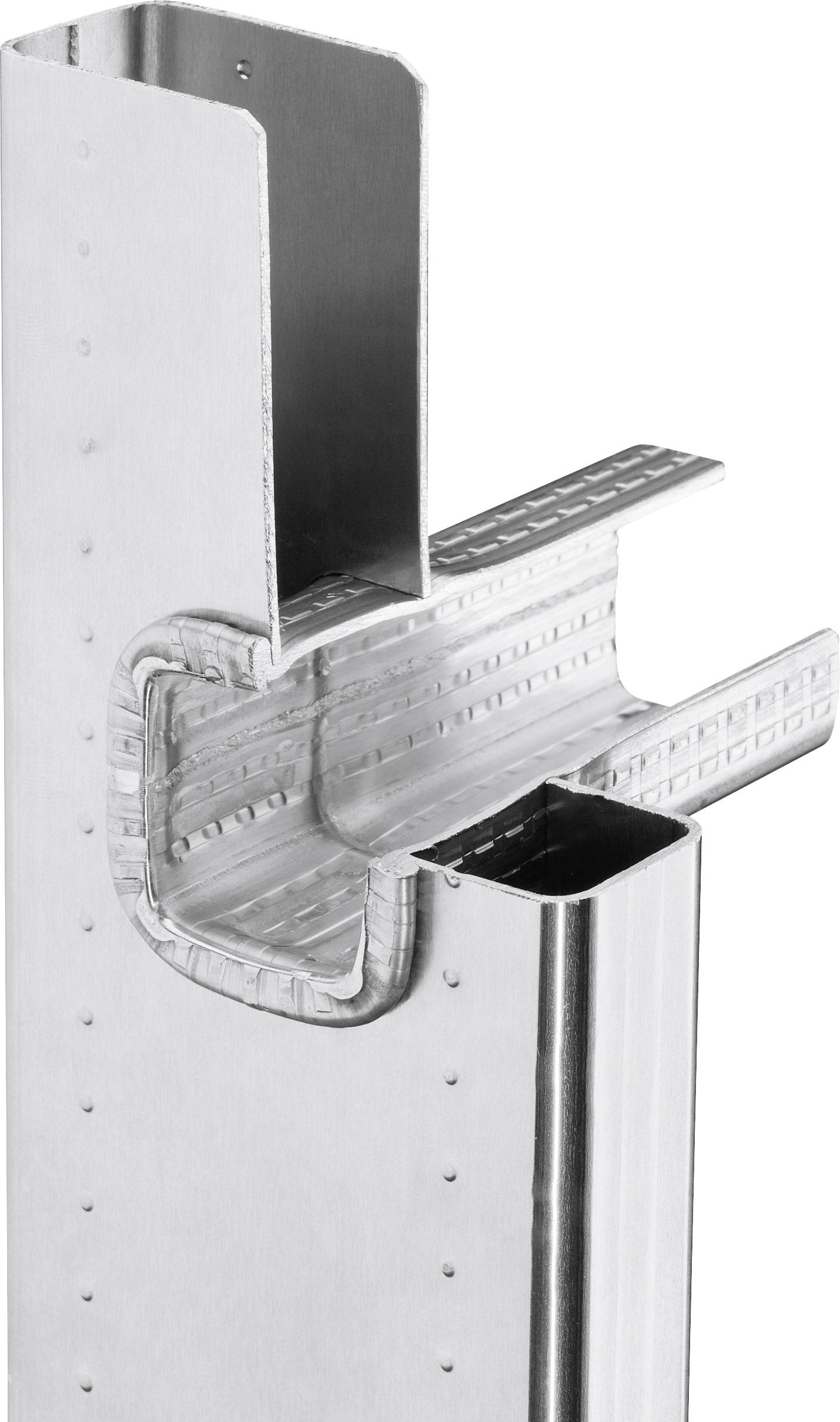 Ein silbernes, ineinander verschachteltes Metallprofil, typischerweise im Trockenbau verwendet, gezeigt in einer Nahaufnahme.