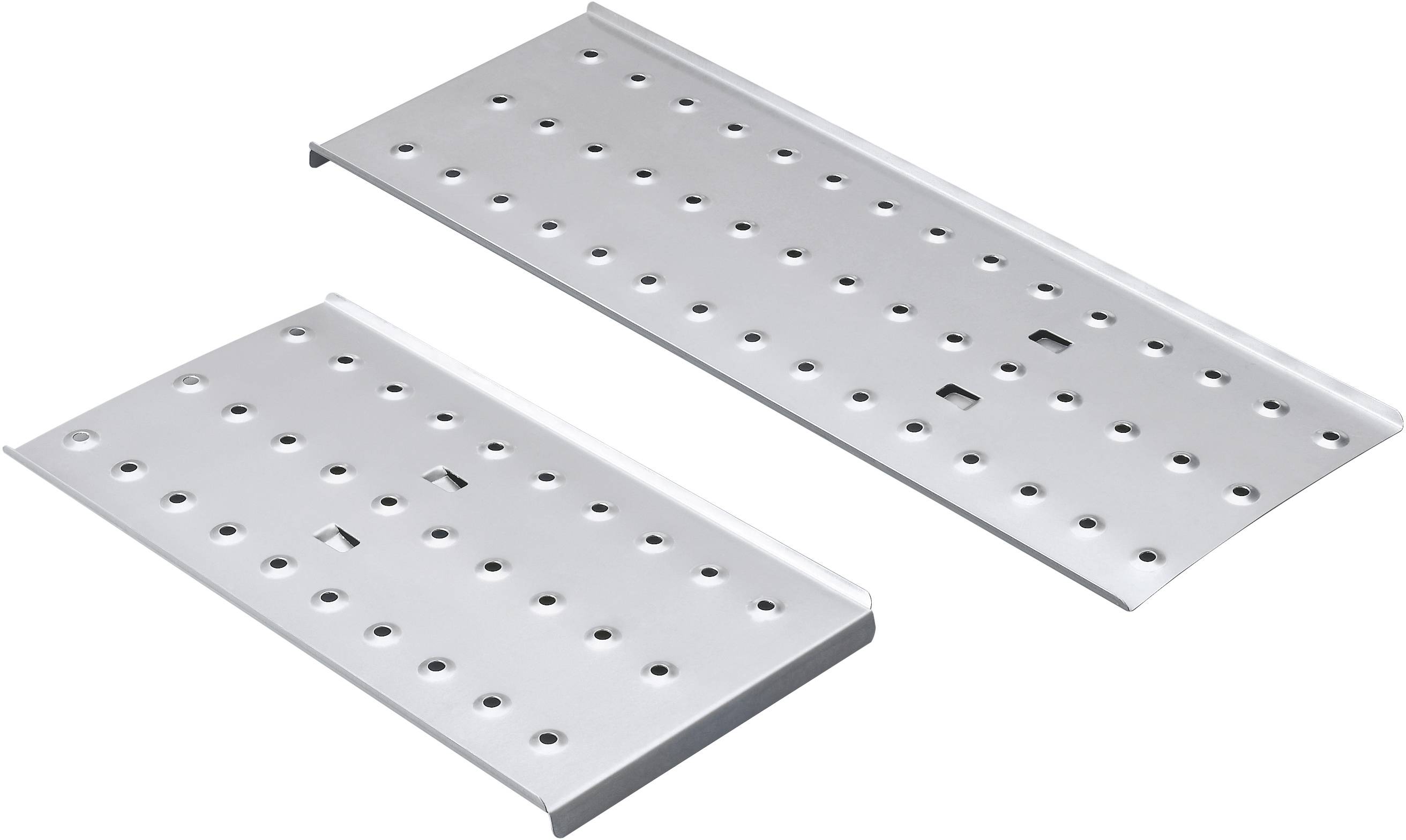 Zwei silberne, rechteckige Metallplatten mit vielen gleichmäßig verteilten Löchern.