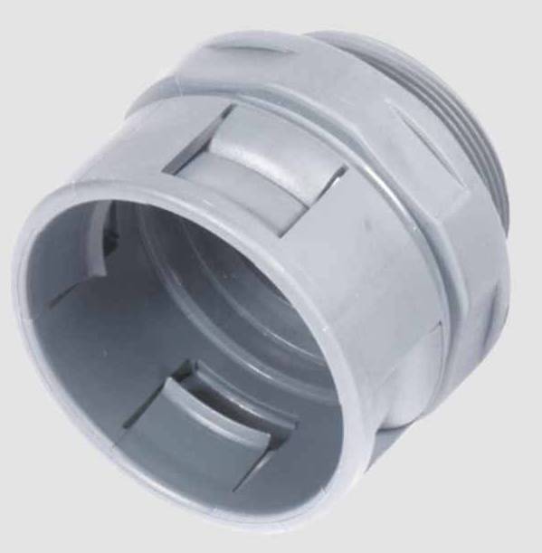Graues Kunststofffitting mit Gewinde und mehreren Einkerbungen, verwendet für Rohrverbindungen in Sanitärsystemen.