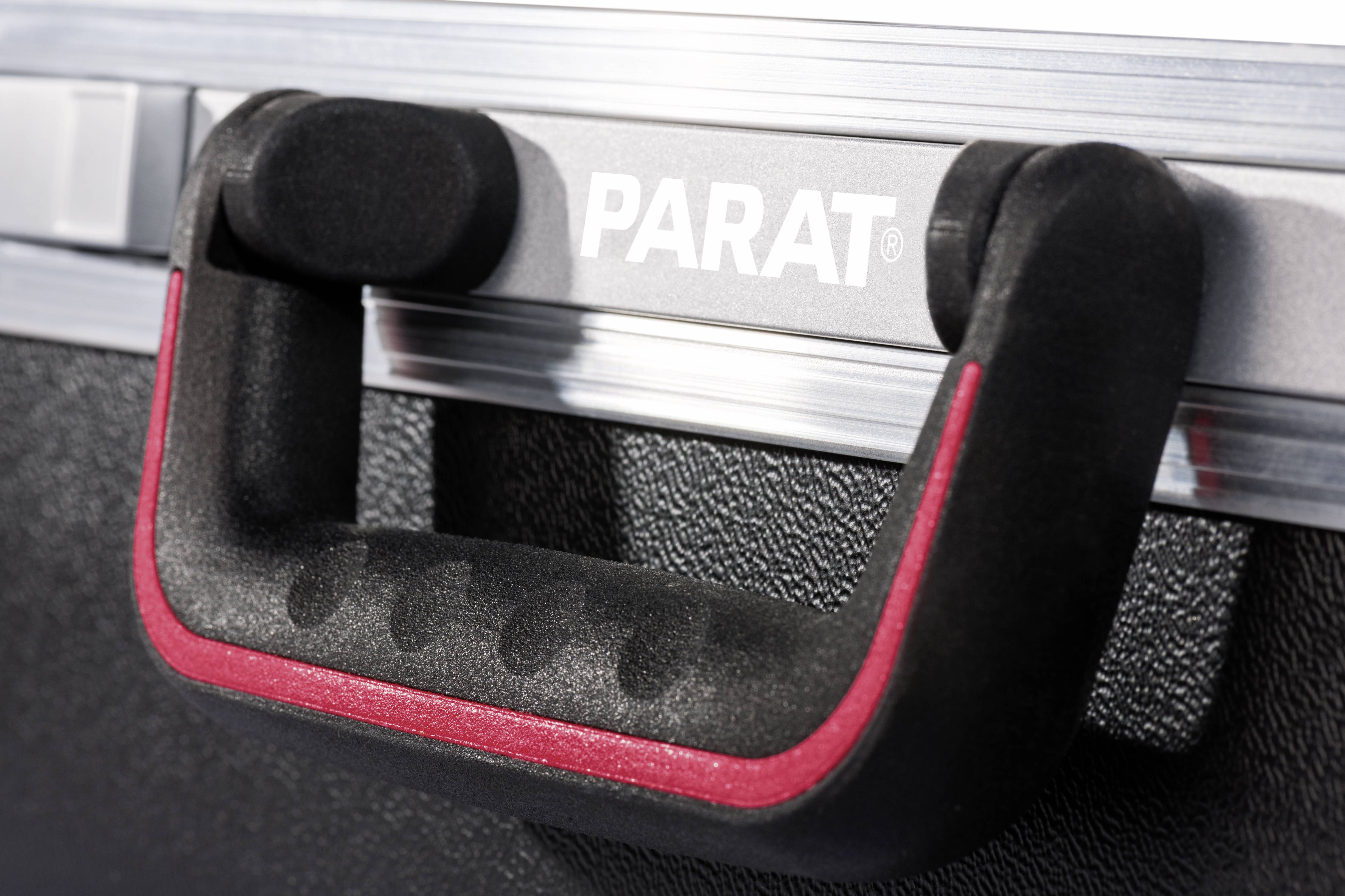 Schwarzer Handgriff eines Hartkoffers mit der Aufschrift 'PARAT' in weißer Farbe auf einer Aluminiumleiste.