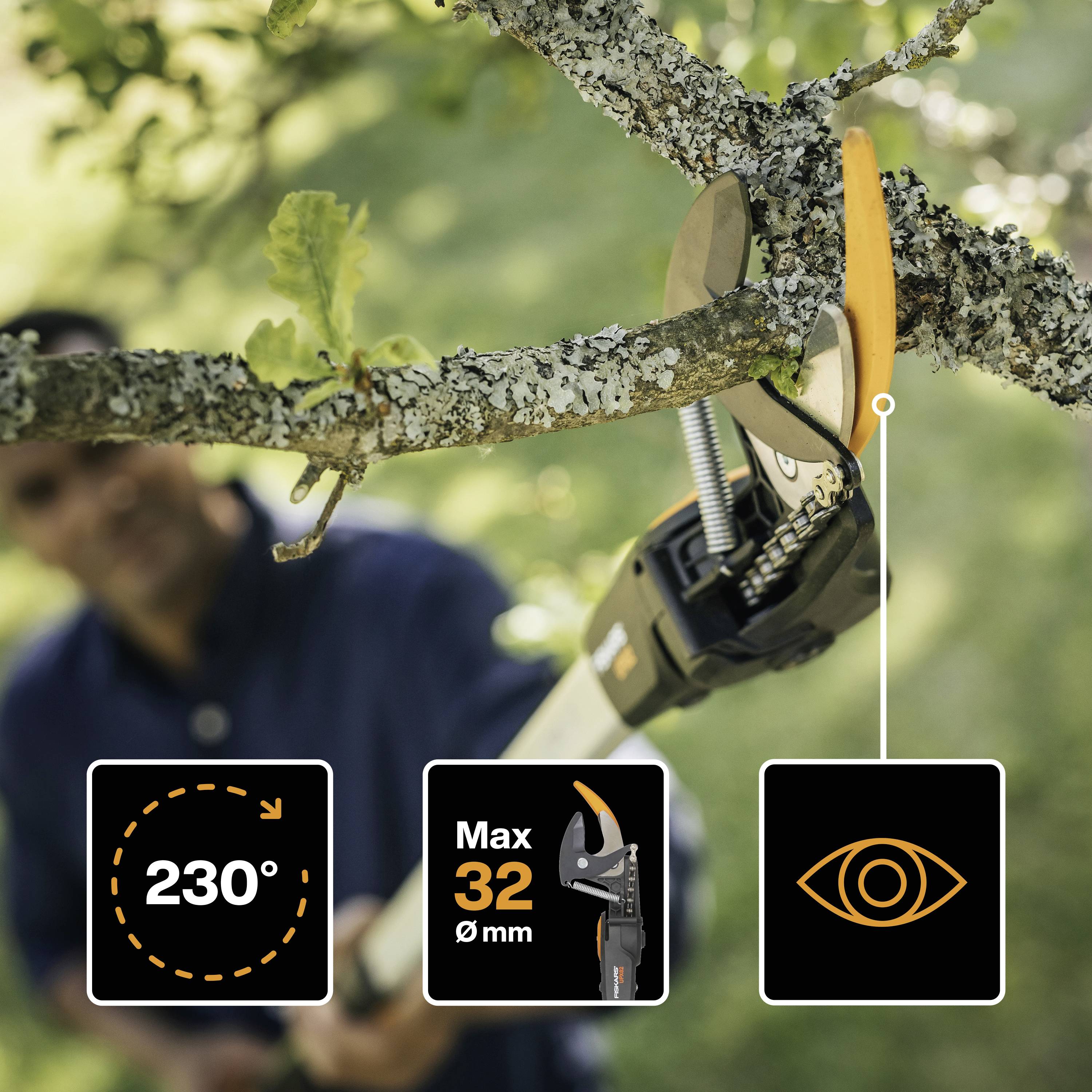 Ein Mann verwendet eine Astschere, um Äste in einem Baum zu schneiden. Die Schere ist für Schnitte bis 32 mm Durchmesser geeignet.
