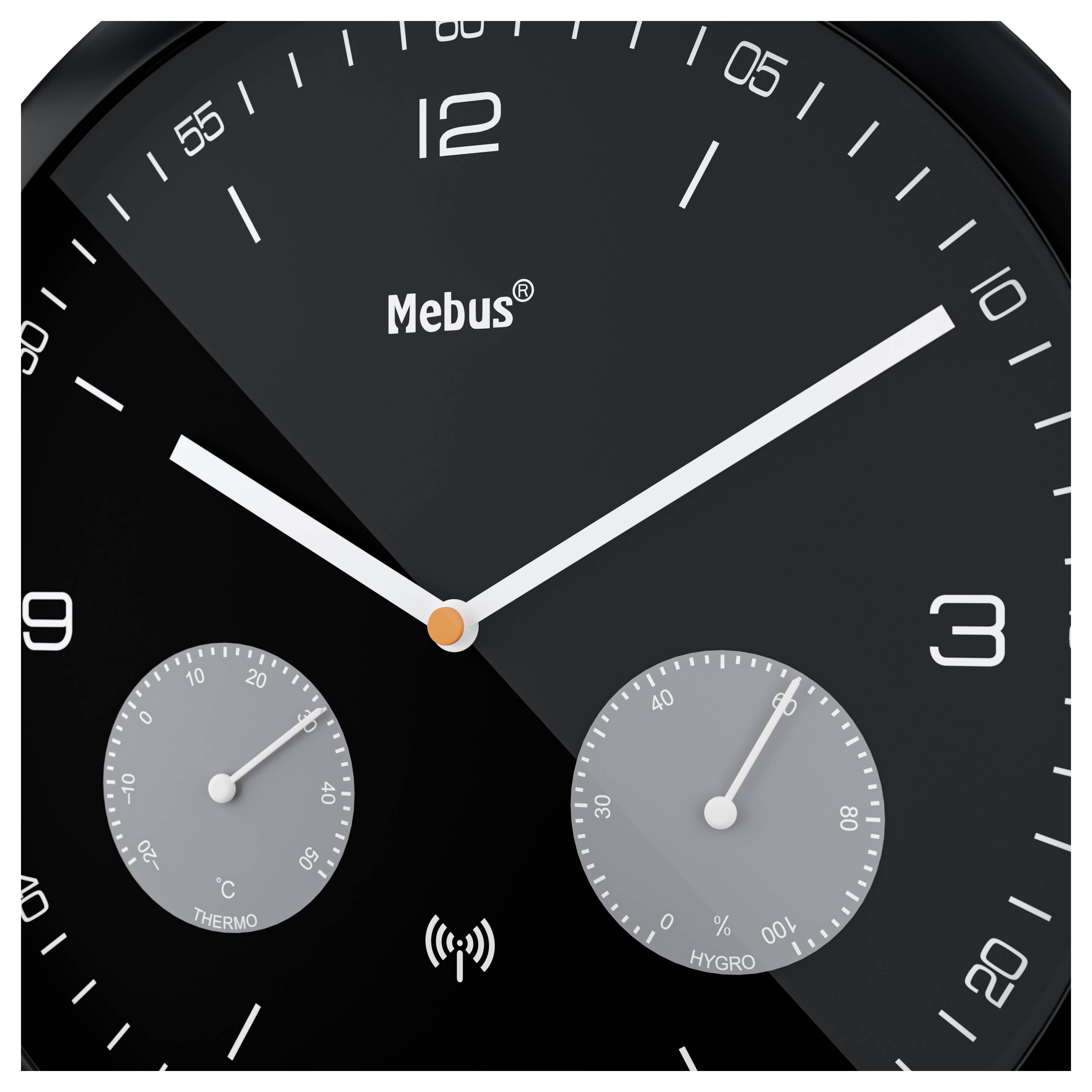 Eine schwarze Wanduhr mit weißen Stunden- und Minutenzeigern und einem kleinen Thermometer und Hygrometer, die am unteren Ende eingebettet sind.
