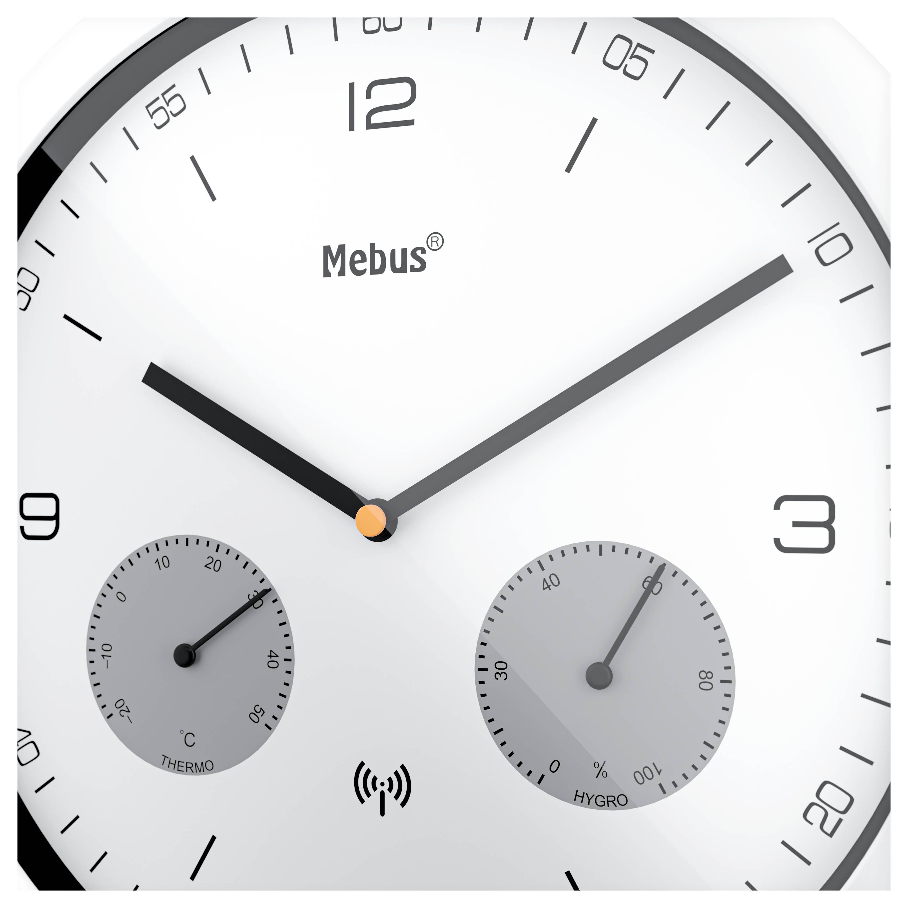 Quadratische Wanduhr mit weißem Zifferblatt, schwarzen Zeigern und schwarzen Ziffern. Enthält zwei kleinere Zifferblätter für Temperatur- und Feuchtigkeitsmessungen.
