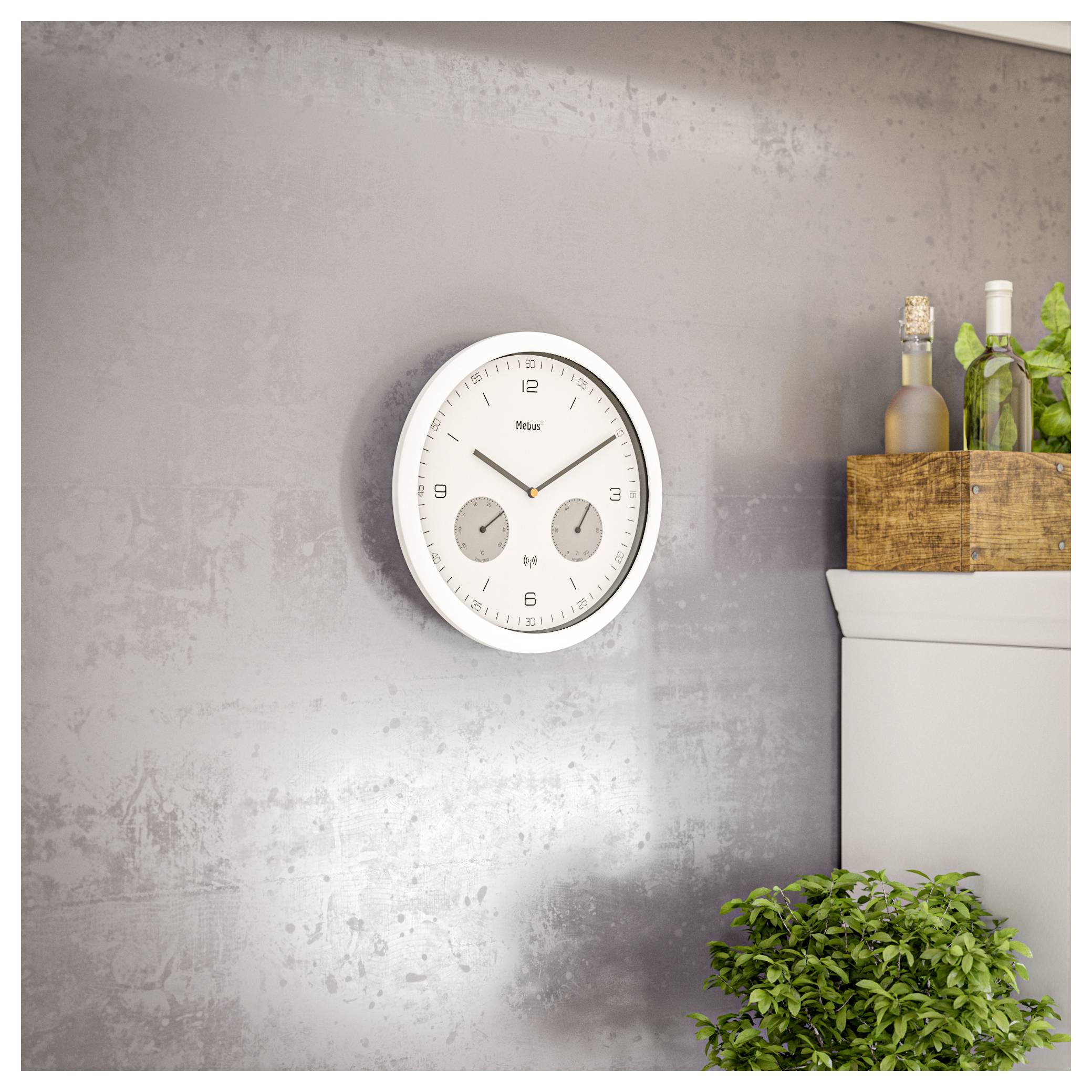 Eine Uhr mit zwei kleineren Zifferblättern für Tag und Monat ist an einer strukturierten grauen Wand montiert, neben einem Schrank, der Flaschen und Topfpflanzen enthält.