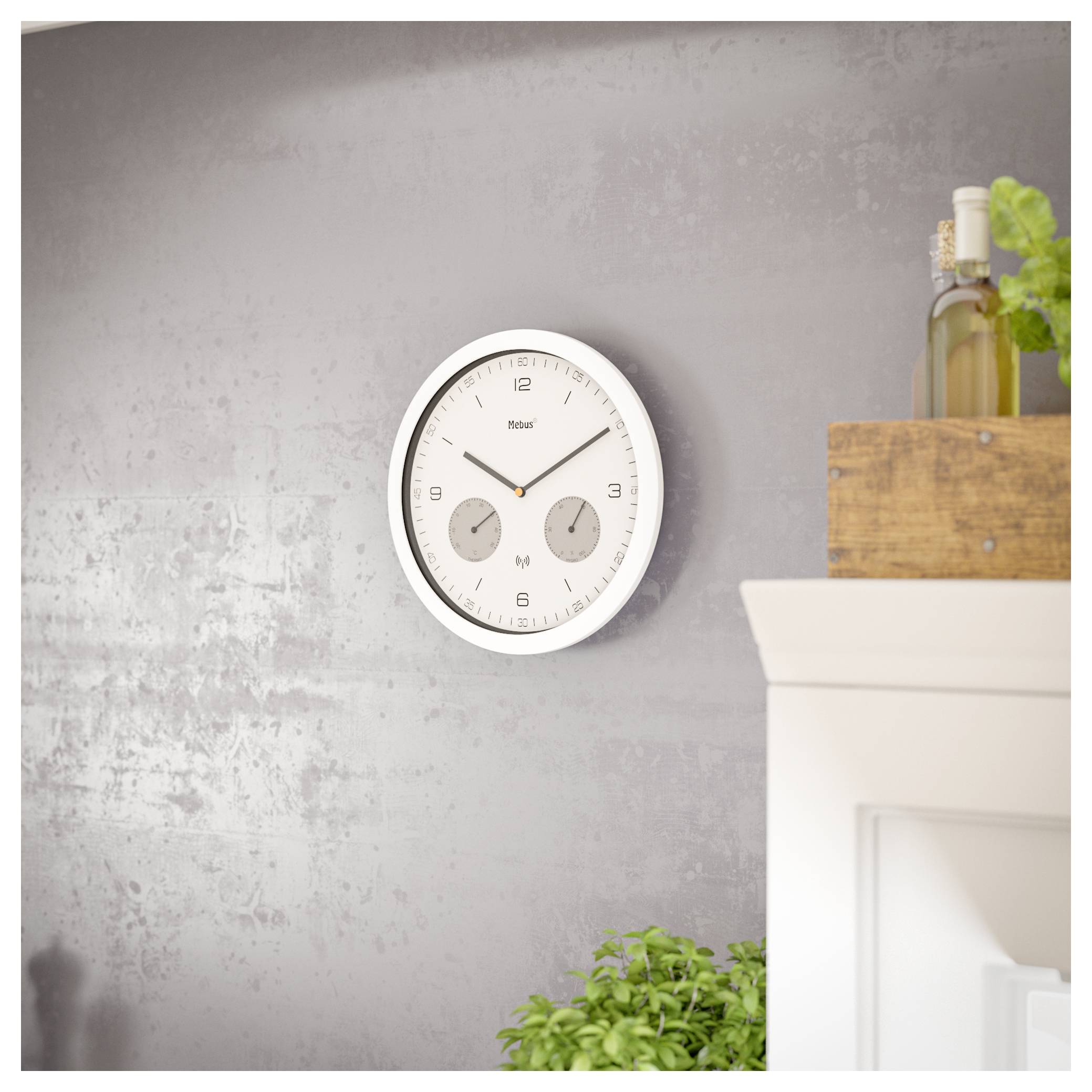 Eine moderne weiße Wanduhr, die 10:10 anzeigt, ist an einer grauen strukturierten Wand angebracht. In der Nähe befinden sich Holzregale mit Flaschen und grünen Pflanzen.