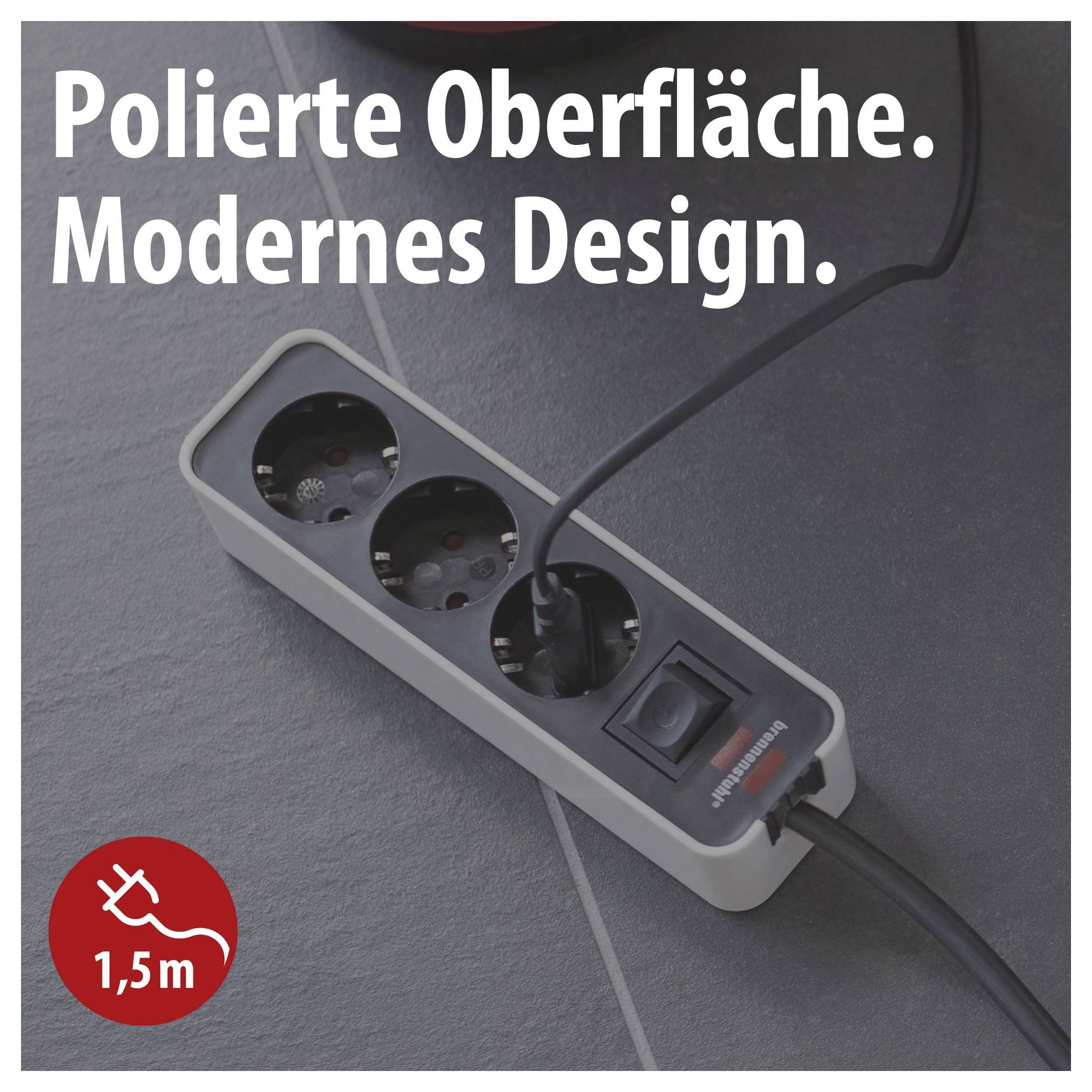 Mehrfachsteckdose auf dunkler Oberfläche mit eingestecktem Kabel; Text: 'Polierte Oberfläche. Modernes Design.' und Hinweis '1,5 m'.
