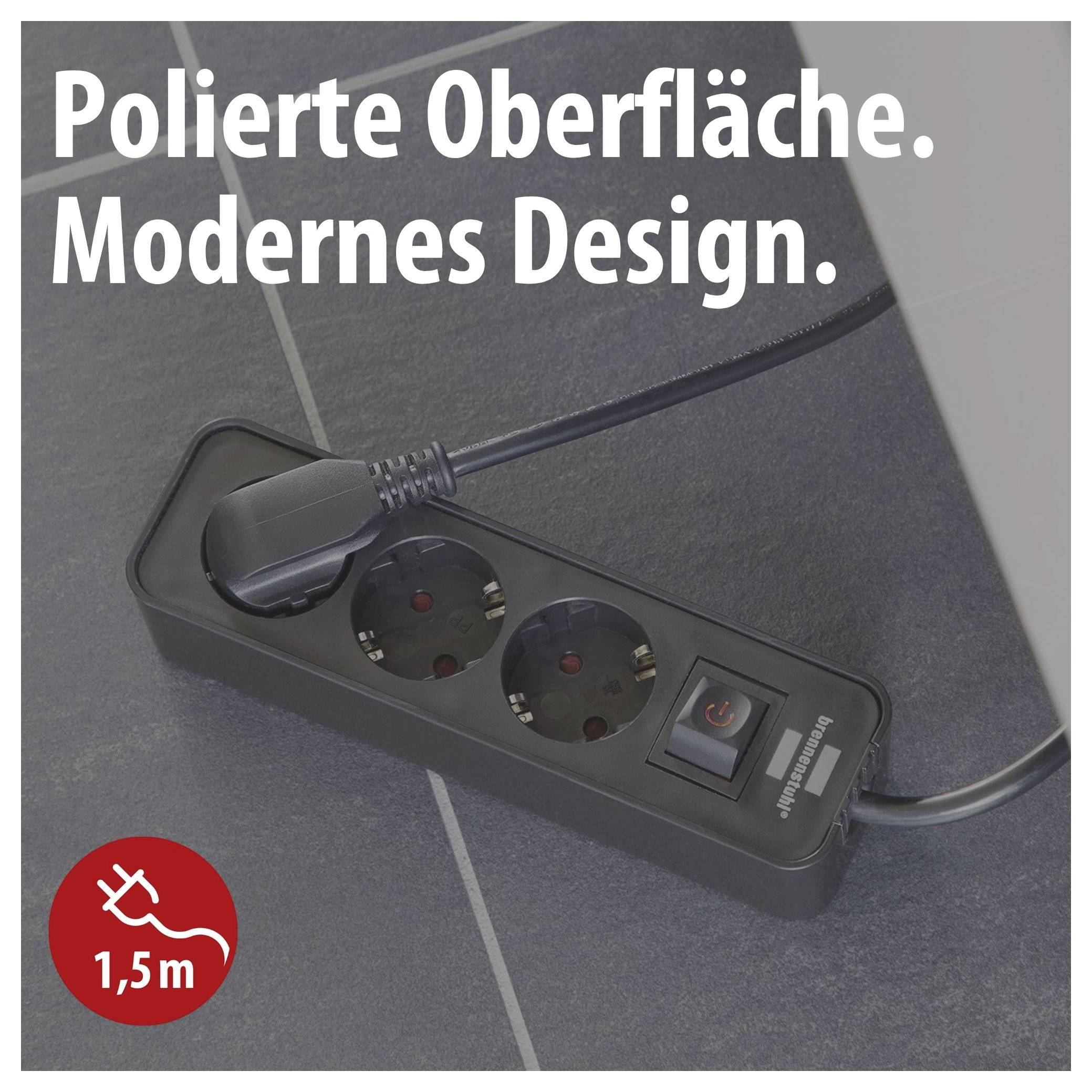 Schwarze Mehrfachsteckdose mit drei Steckplätzen und Schalter auf dunklem Boden, mit Text 'Polierte Oberfläche. Modernes Design.' sowie Symbol '1,5 m'.