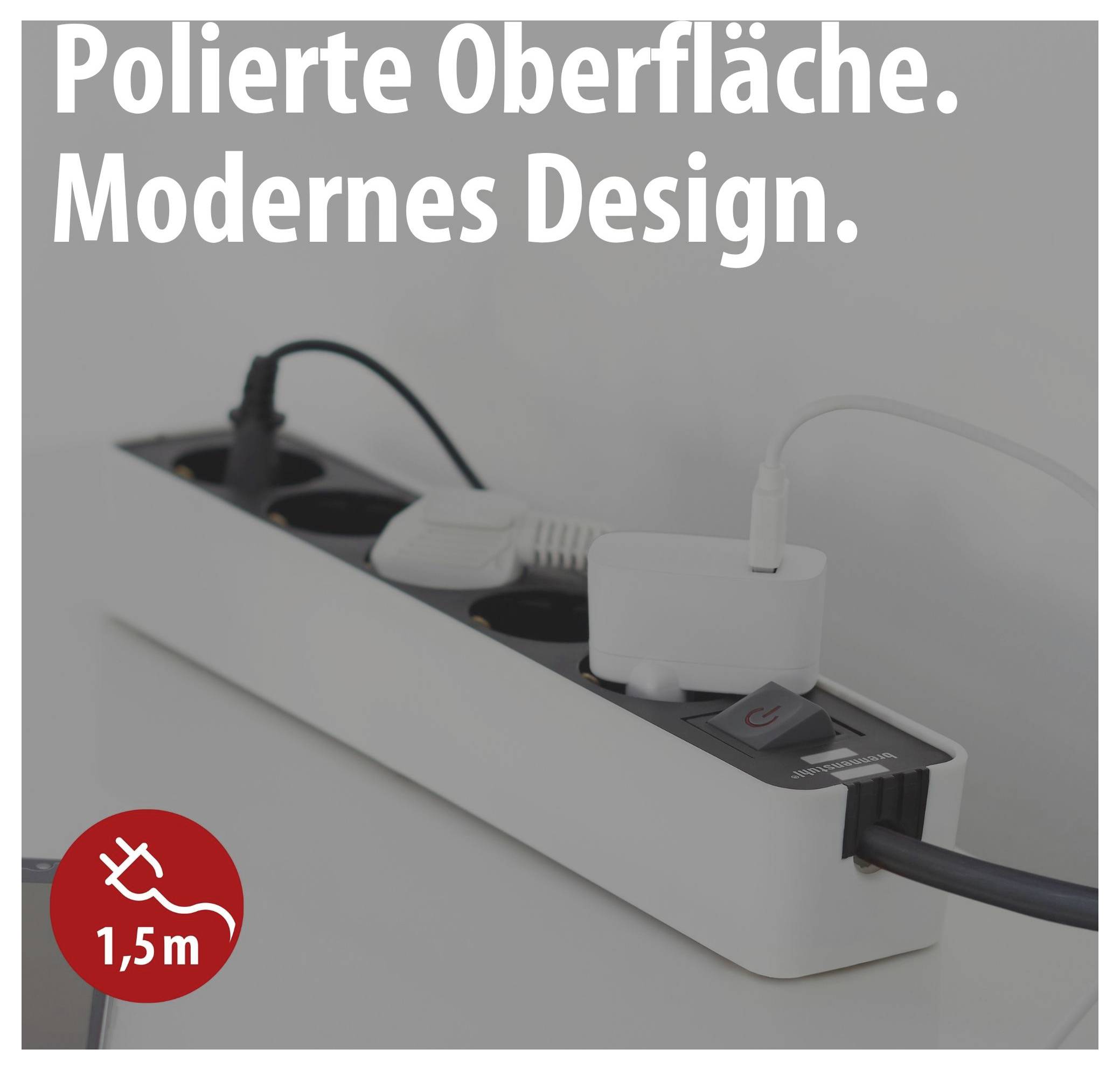 Weiße Steckdosenleiste mit eingesteckten Ladegeräten; Text: 'Polierte Oberfläche. Modernes Design.' und Symbol '1,5 m'.
