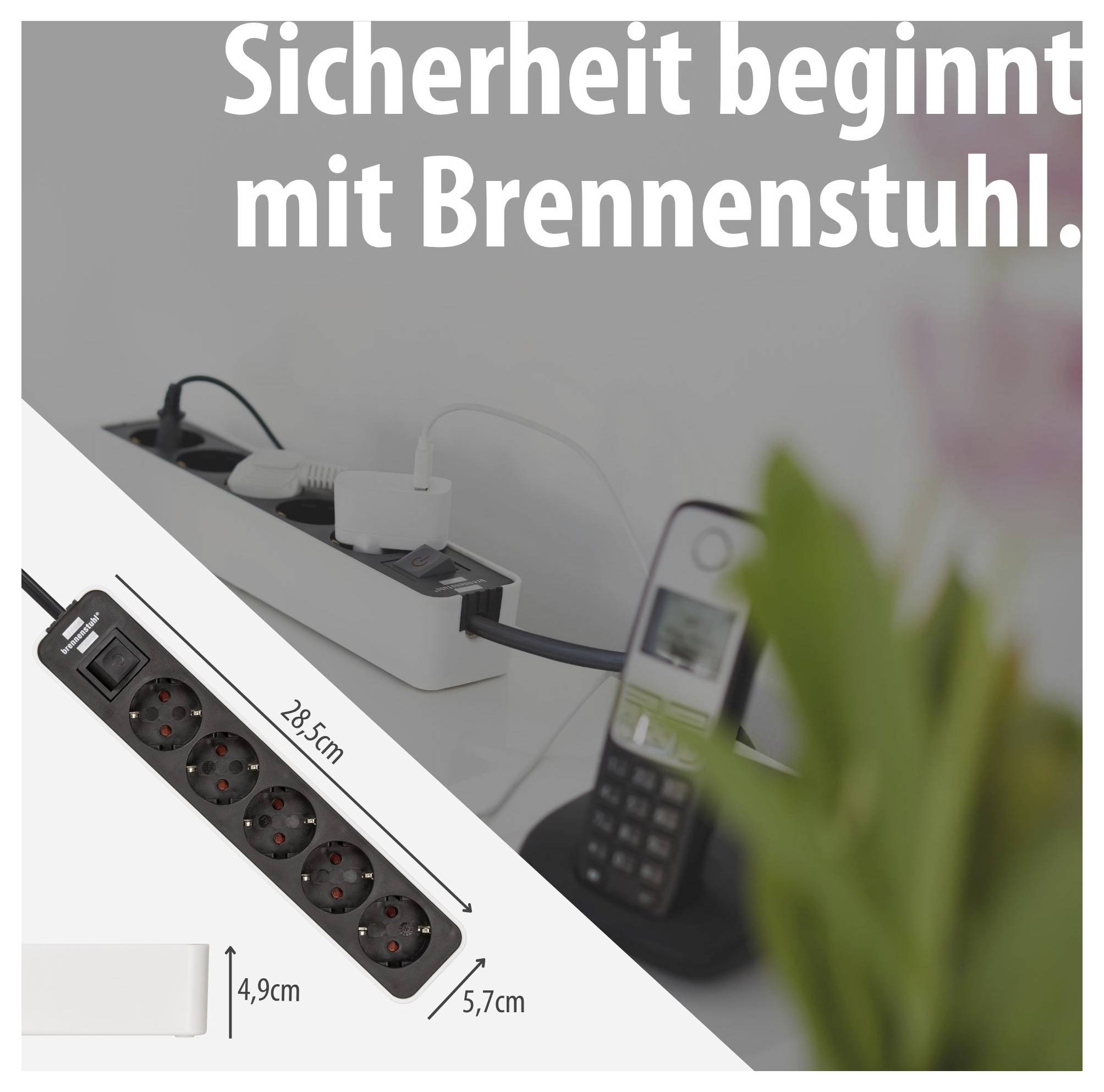 Werbebild für eine Steckdosenleiste mit Überspannungsschutz; Text: 'Sicherheit beginnt mit Brennenstuhl.'; Maße 28,5 cm, 4,9 cm, 5,7 cm.