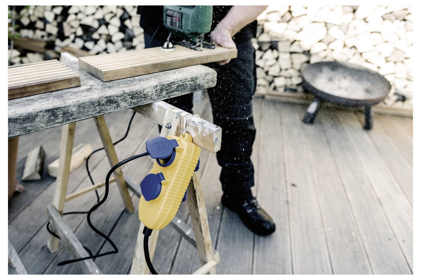 Ein Smartphone mit vollflächigem Display. Der Bildschirm zeigt den Text „Galaxy S26