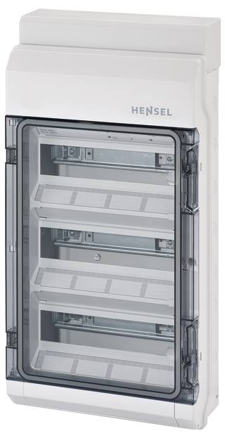 Ein leerer, weißer elektrischer Verteilerkasten mit vier transparenten Abdeckungen und Platz für Installationen.