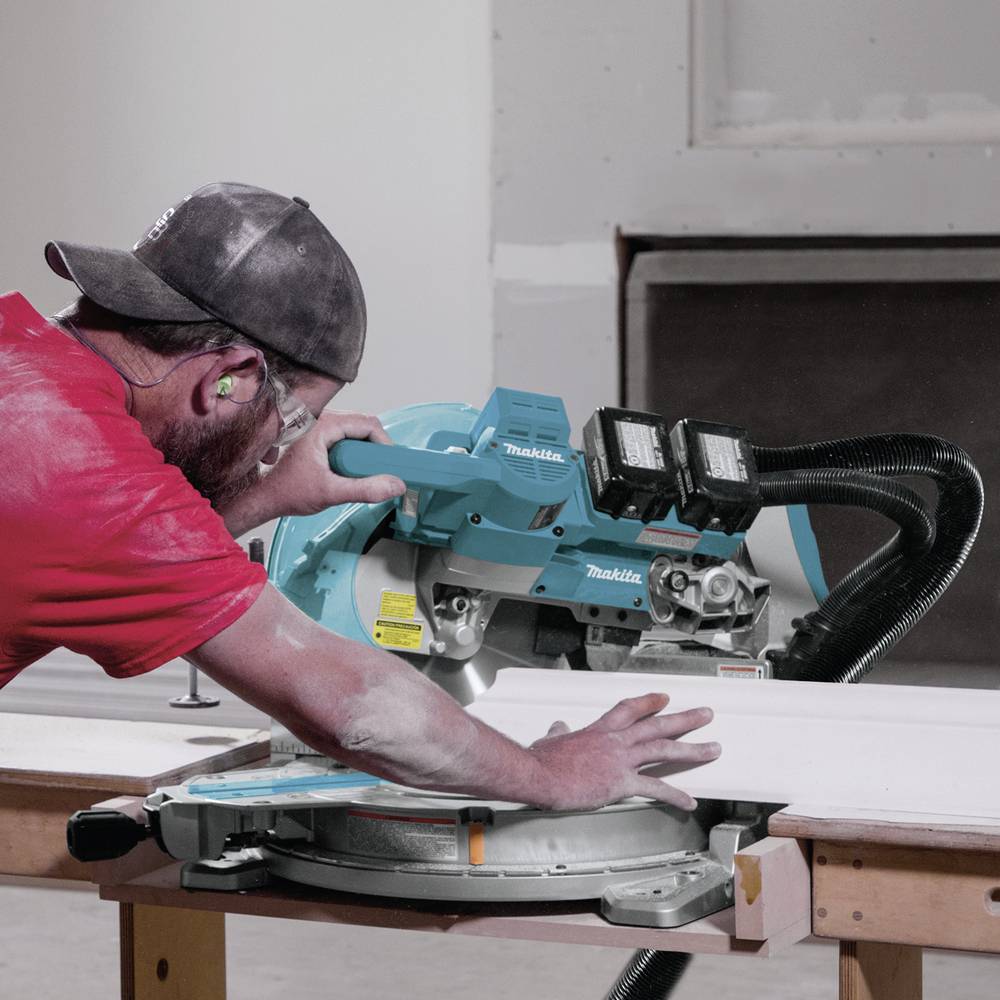 Makita Akku-Kapp- und Gehrungssäge ohne Akku 260mm 30mm