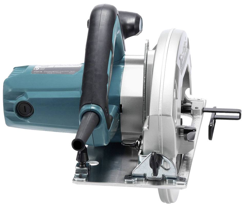 Eine blaue Handkreissäge mit silbernem Blatt, seitlich auf einem Metallfuß, mit schwarzem Griff und Stromkabel.