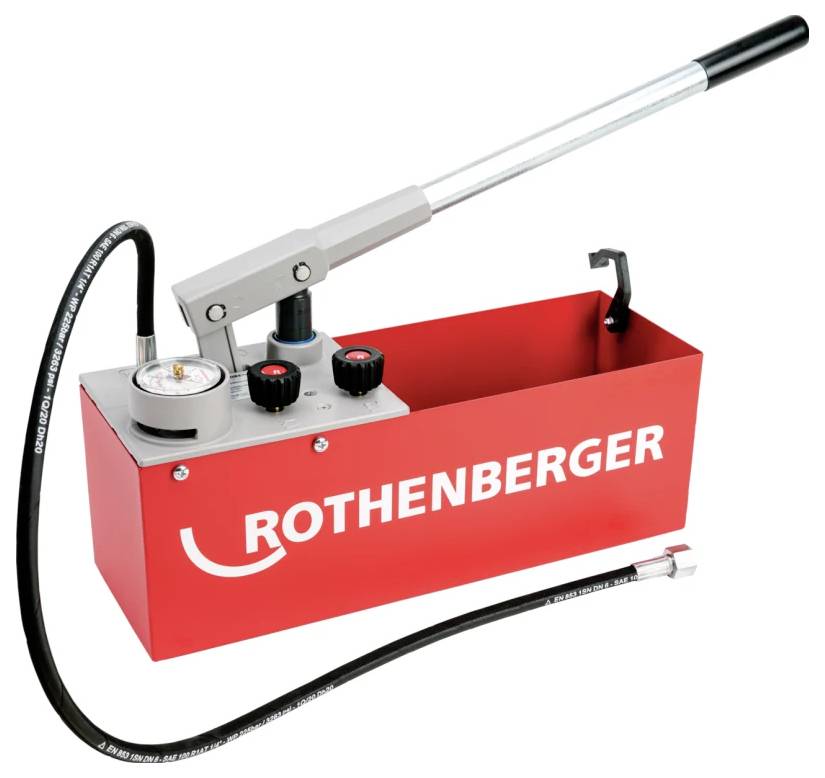 Eine rote manuelle Druckprüfpumpe mit einem schwarzen Schlauch und Manometer, der Marke 'Rothenberger', verwendet zur Überprüfung der Rohrsystemintegrität.