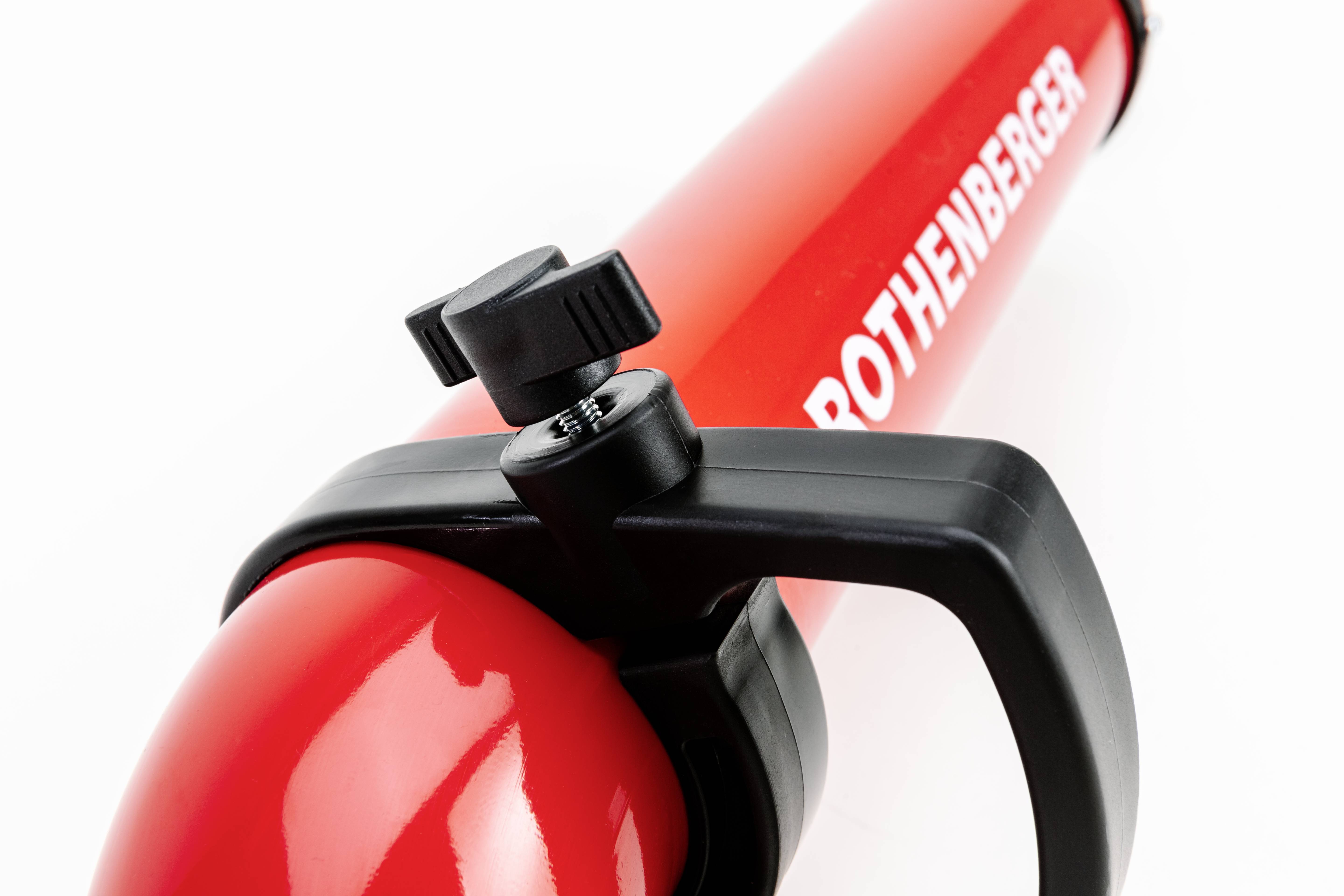 Rote Rohrreinigungsmaschine mit schwarzem Griff und Aufschrift 'Rothenberger' auf dem Rohr.