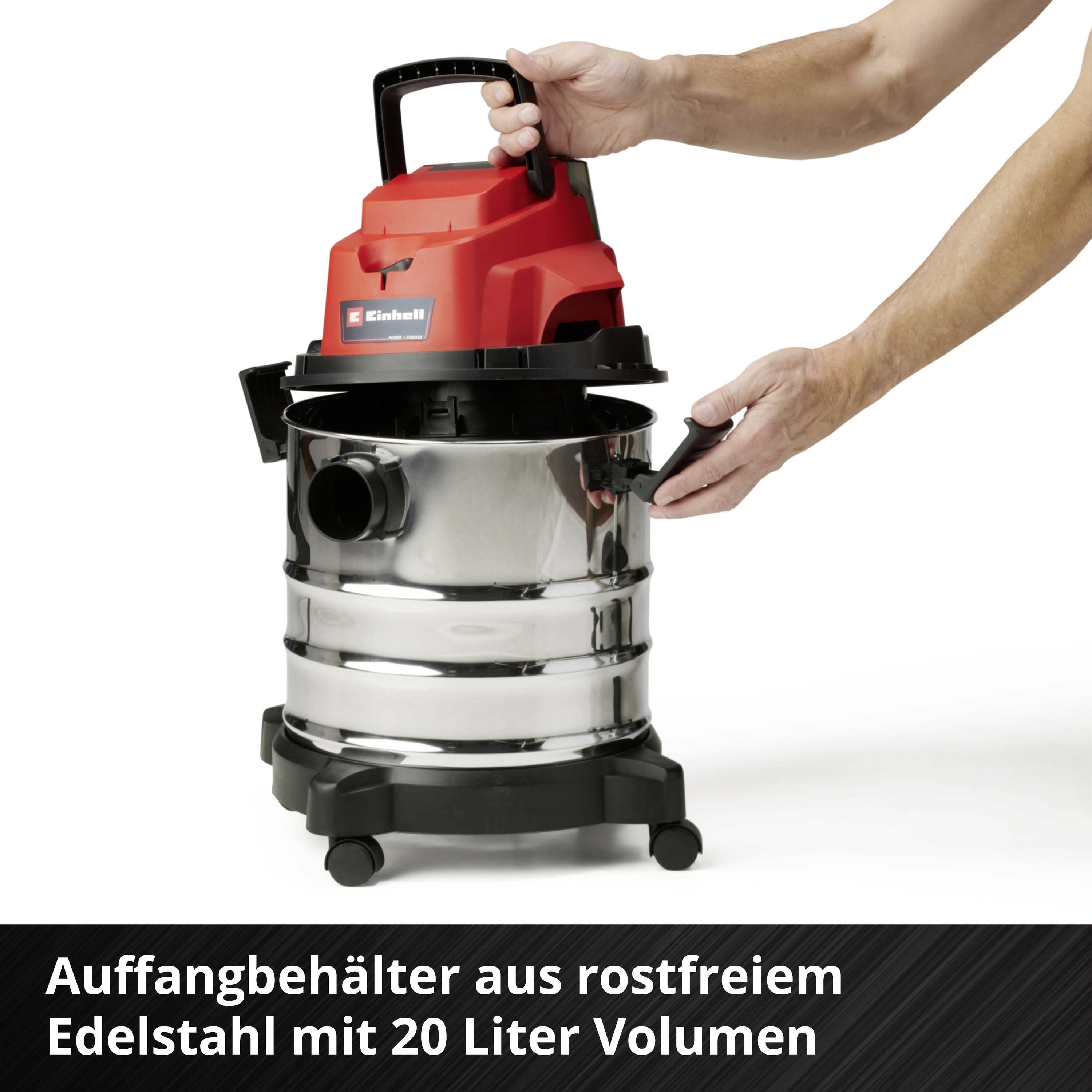 Person hält einen Industriestaubsauger mit Edelstahlbehälter in der Hand; Fassungsvermögen beträgt 20 Liter.