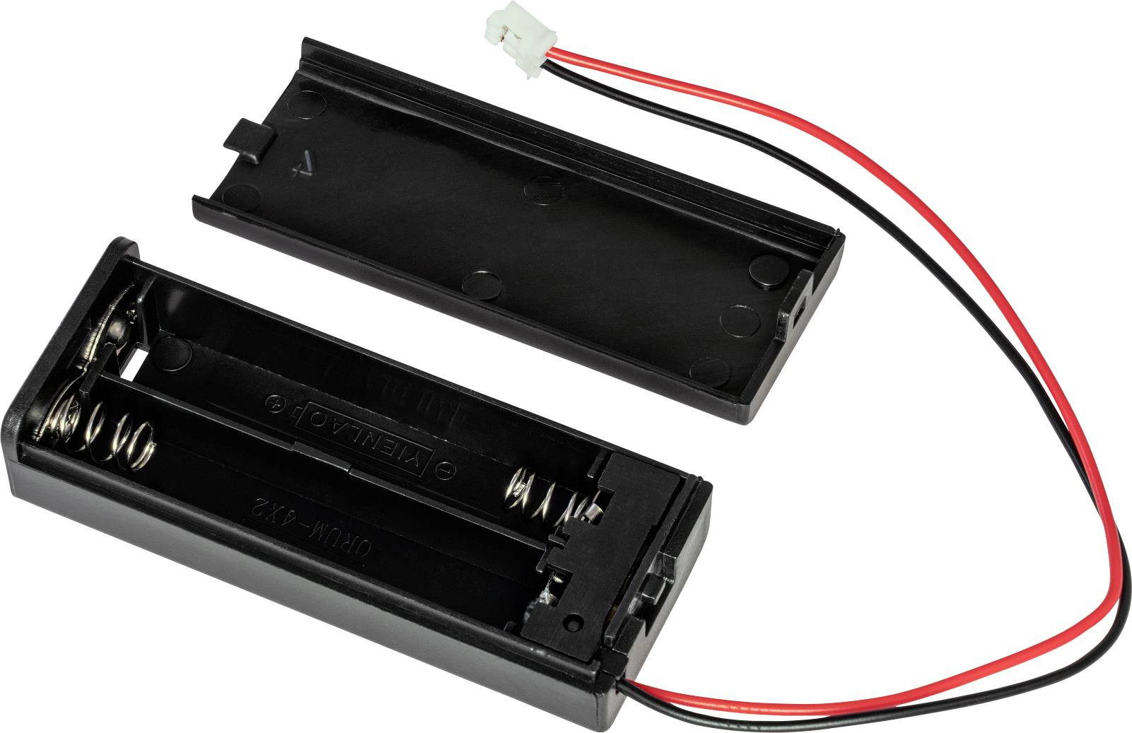 Schwarzes Plastik-Batteriefach mit offenem Deckel, zwei Metallfedern innen und roten sowie schwarzen Kabeln mit weißem Stecker.