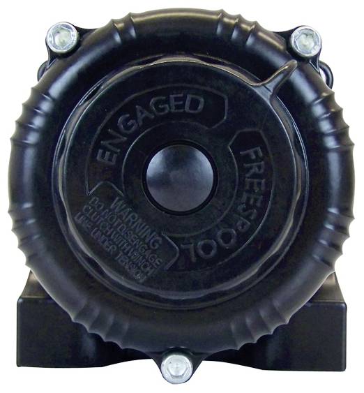 Schwarze, runde Vorrichtung mit der Aufschrift 'ENGAGED' und 'FREE'. Drei Schrauben sind sichtbar. Mechanisch-technisches Bauteil.