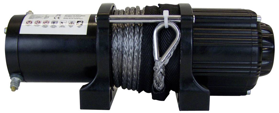 Elektrische Winde mit Metallkabel und Haken, montiert auf einer Halterung.
