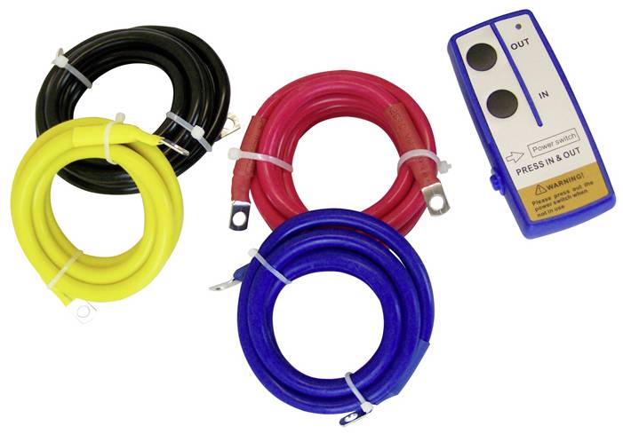 Vier Kabel in Schwarz, Gelb, Rot und Blau mit Ösen an den Enden. Daneben eine kleine blaue Fernbedienung mit Tasten 'OUT' und 'IN'.