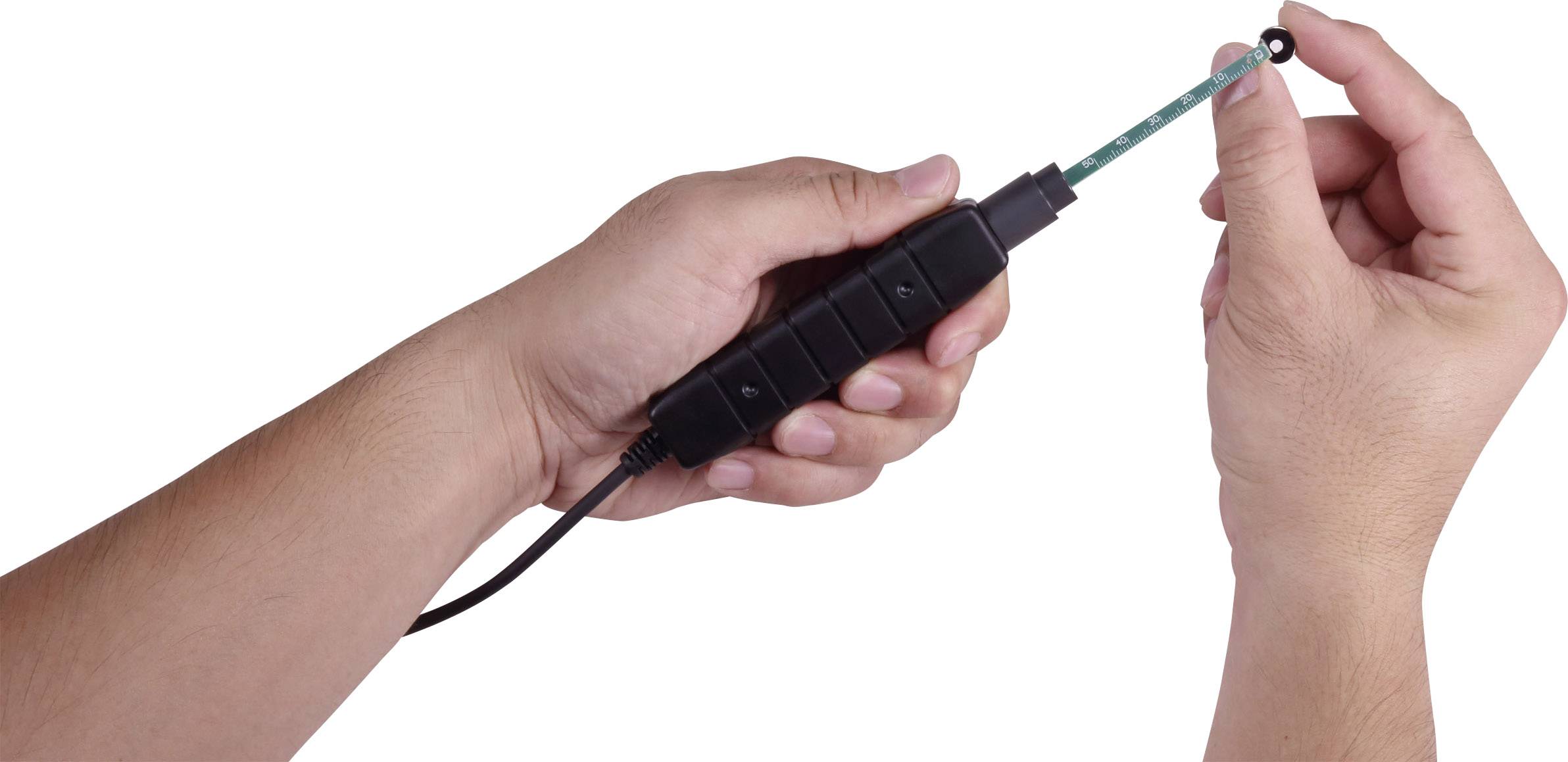Eine Person hält ein elektronisches Testgerät mit einer langen Sonde, das möglicherweise zur Messung von Flüssigkeiten oder anderen Substanzen dient.