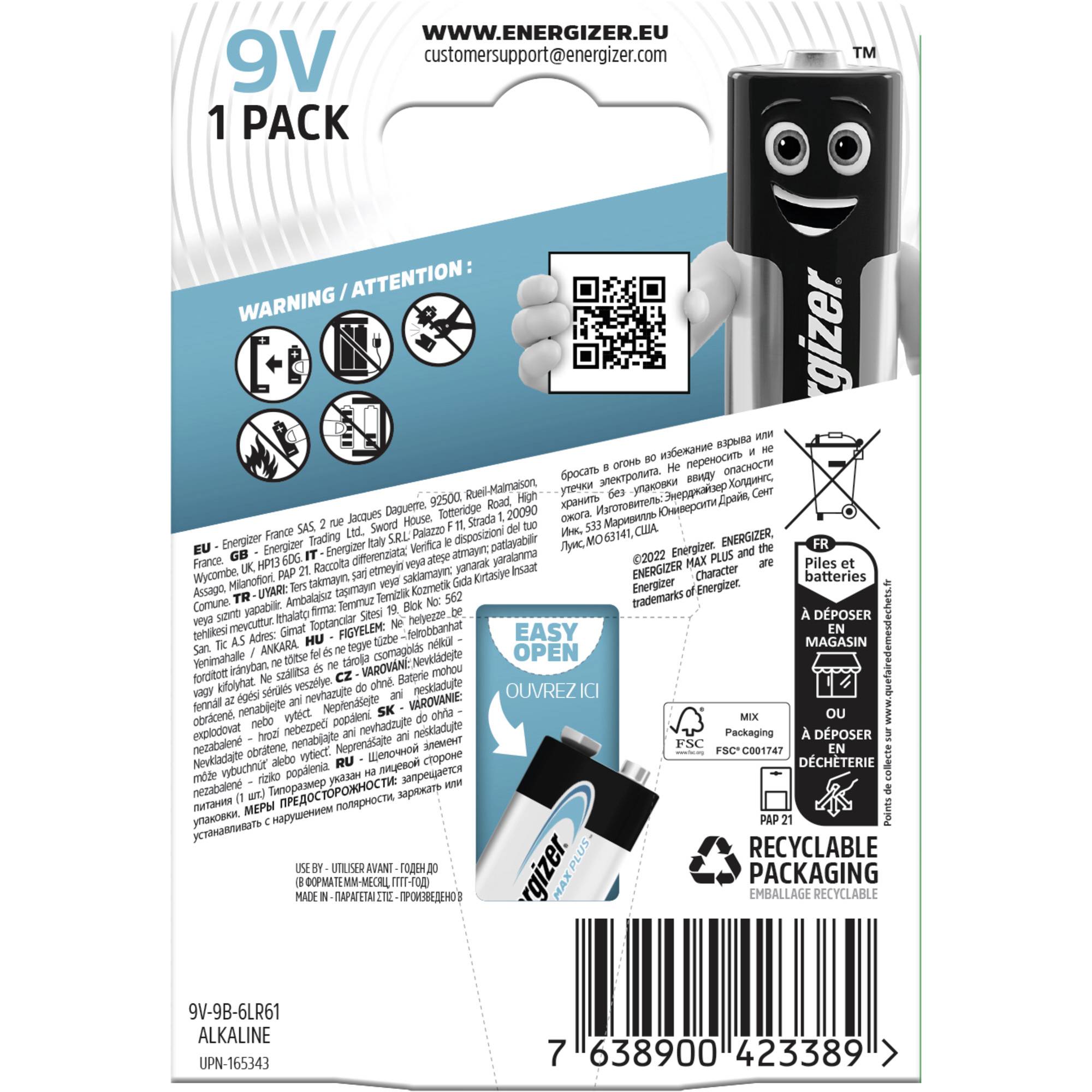 Rückseite einer 9V Alkaline-Batterieverpackung mit QR-Code und Recyclinginformationen. Eine Cartoonfigur hält einen QR-Code.
