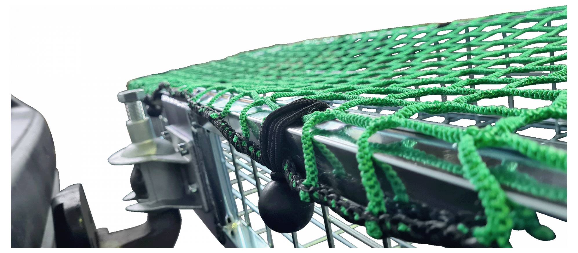 Nahaufnahme eines Metallrahmens mit einem grünen Netz, das durch einen Metallriegel und eine schwarze Schnur befestigt ist und Stabilität oder Sicherheitsausrüstung andeutet.