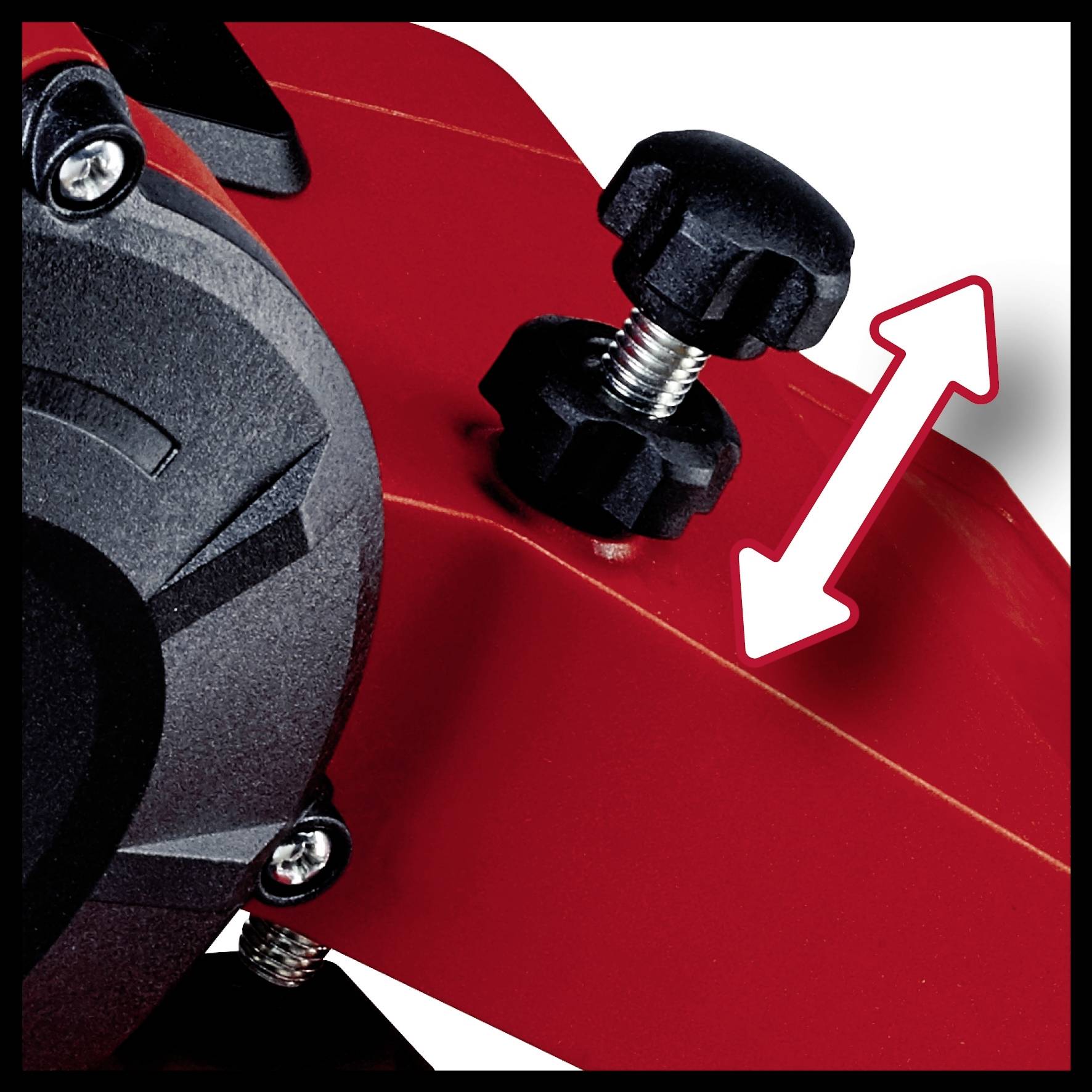 Nahaufnahme eines Einstellschraubensystems an einem roten Gerät mit Pfeil, der die Einstellrichtung zeigt.