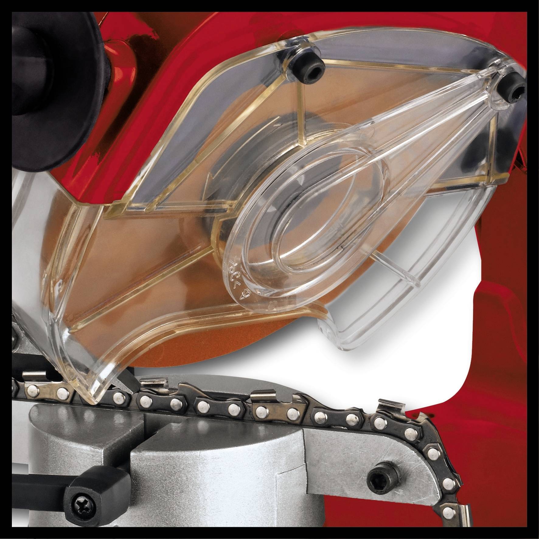 Nahaufnahme einer Kettensäge in Aktion, zeigt die rotierende Kette und den Schutzmechanismus. Details deuten auf Holzarbeit hin.