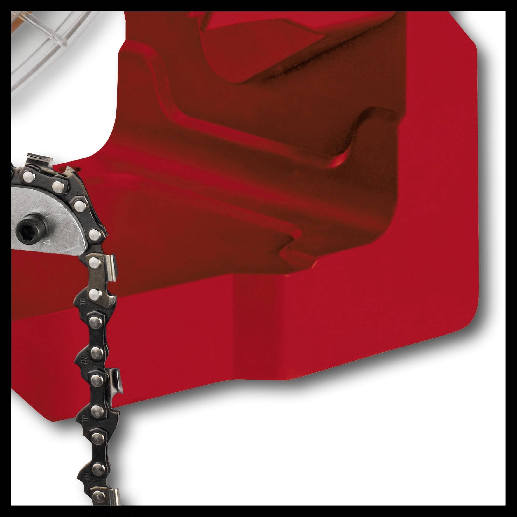 Ausschnitt einer roten Kettensäge mit sichtbarer Kette, die über ein Metallzahnrädchen läuft. Sehr nah und detailreich dargestellt.