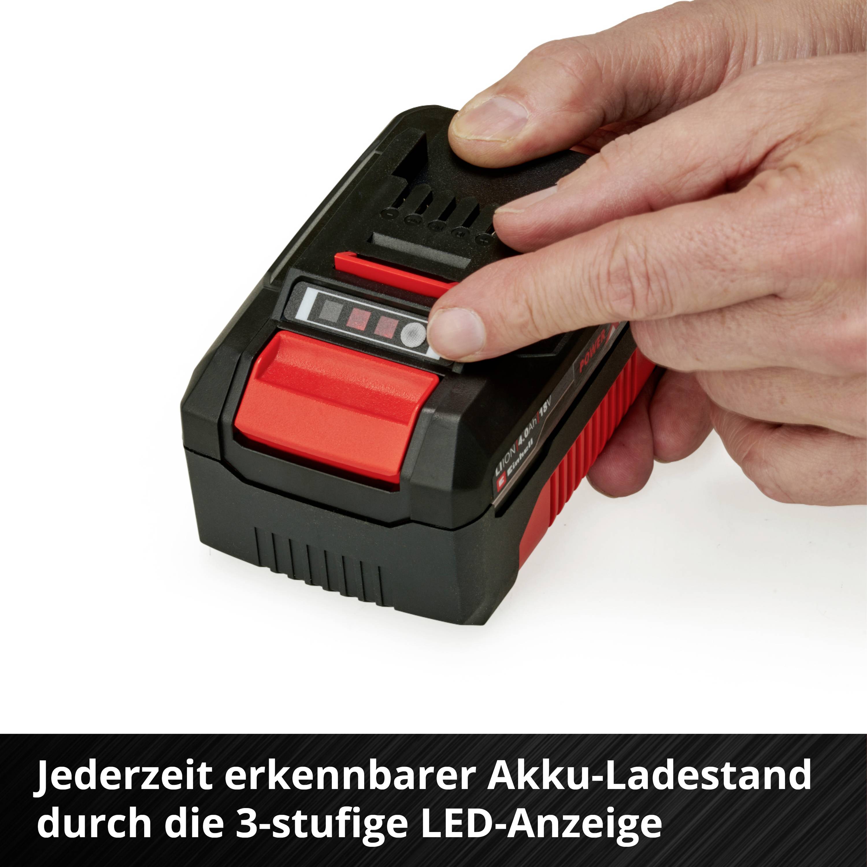 Eine Hand hält ein Ladegerät mit LED-Anzeige, die den Akkuladestand in drei Stufen zeigt. Text unten: 'Jederzeit erkennbarer Akku-Ladestand'.