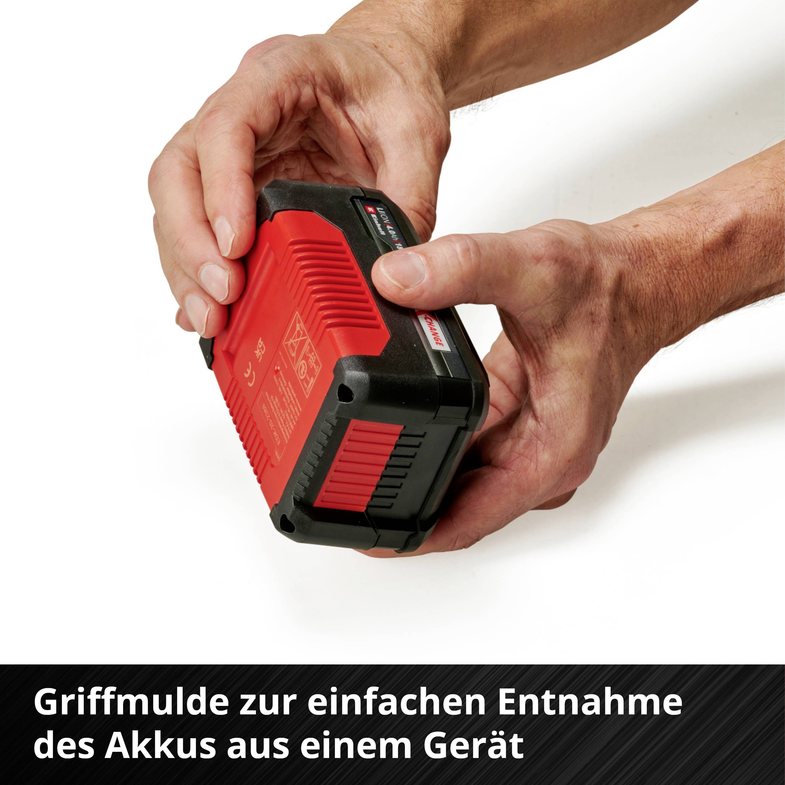 Das Bild zeigt zwei Hände, die einen roten Akku mit schwarzem Gehäuse halten. Text: 'Griffmulde zur einfachen Entnahme des Akkus aus einem Gerät'.