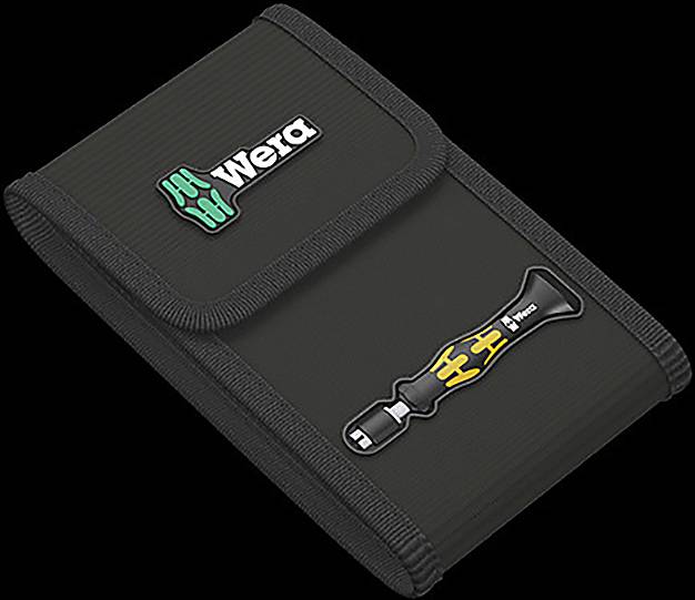 Eine schwarze Werkzeugtasche mit 'Wera' Logo und einem Werkzeugbild auf dem Klappe, zum Transport von Handwerkzeugen, vor einem schwarzen Hintergrund.