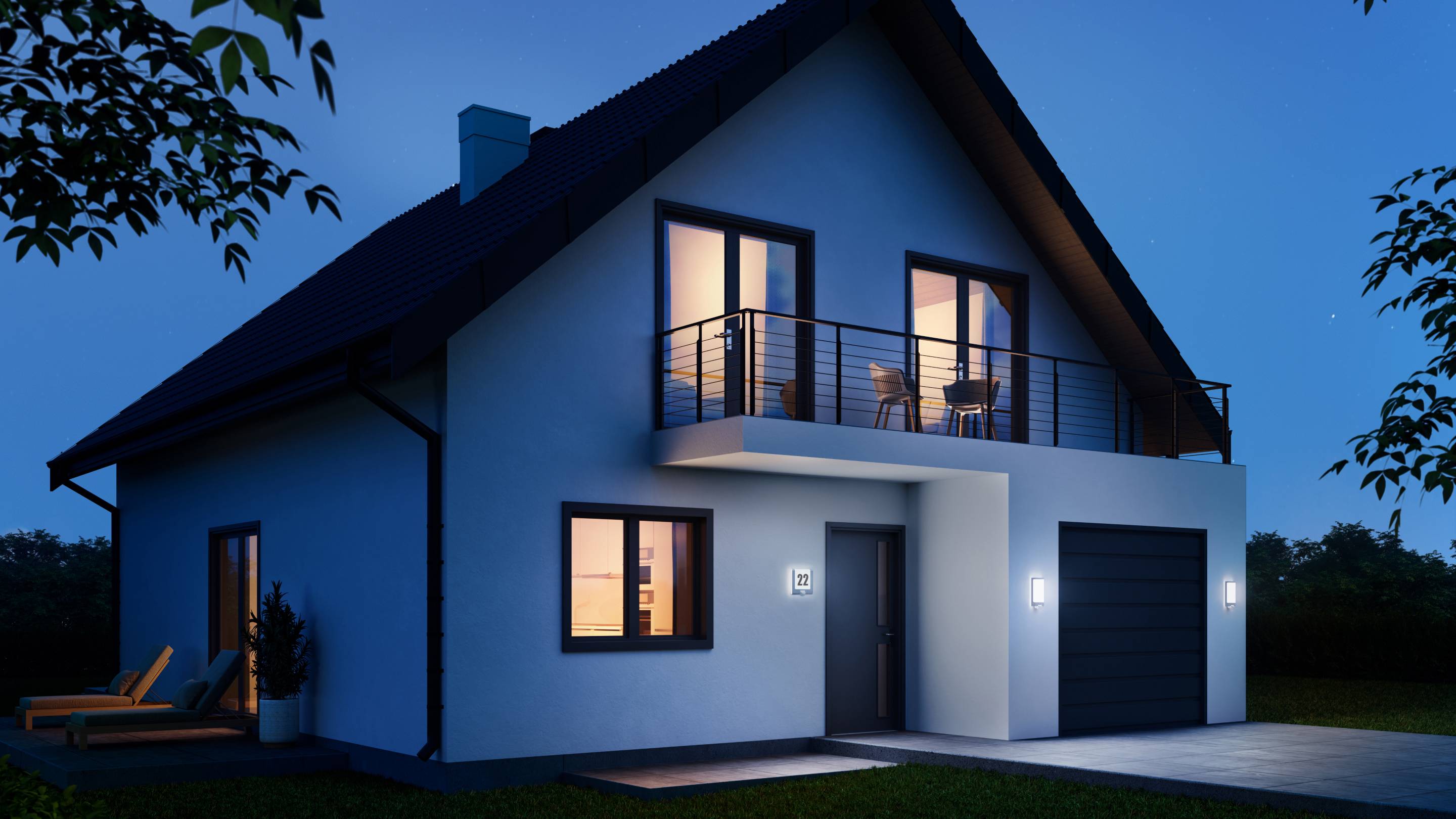 Haus bei Abenddämmerung mit beleuchteten Fenstern und Balkon, umgeben von Bäumen.