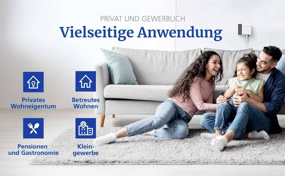 Eine glückliche Familie sitzt auf dem Wohnzimmerboden und veranschaulicht verschiedene Anwendungsbereiche: Privateigentum, betreutes Wohnen, Gastronomie/Pensionen und kleine Unternehmen.