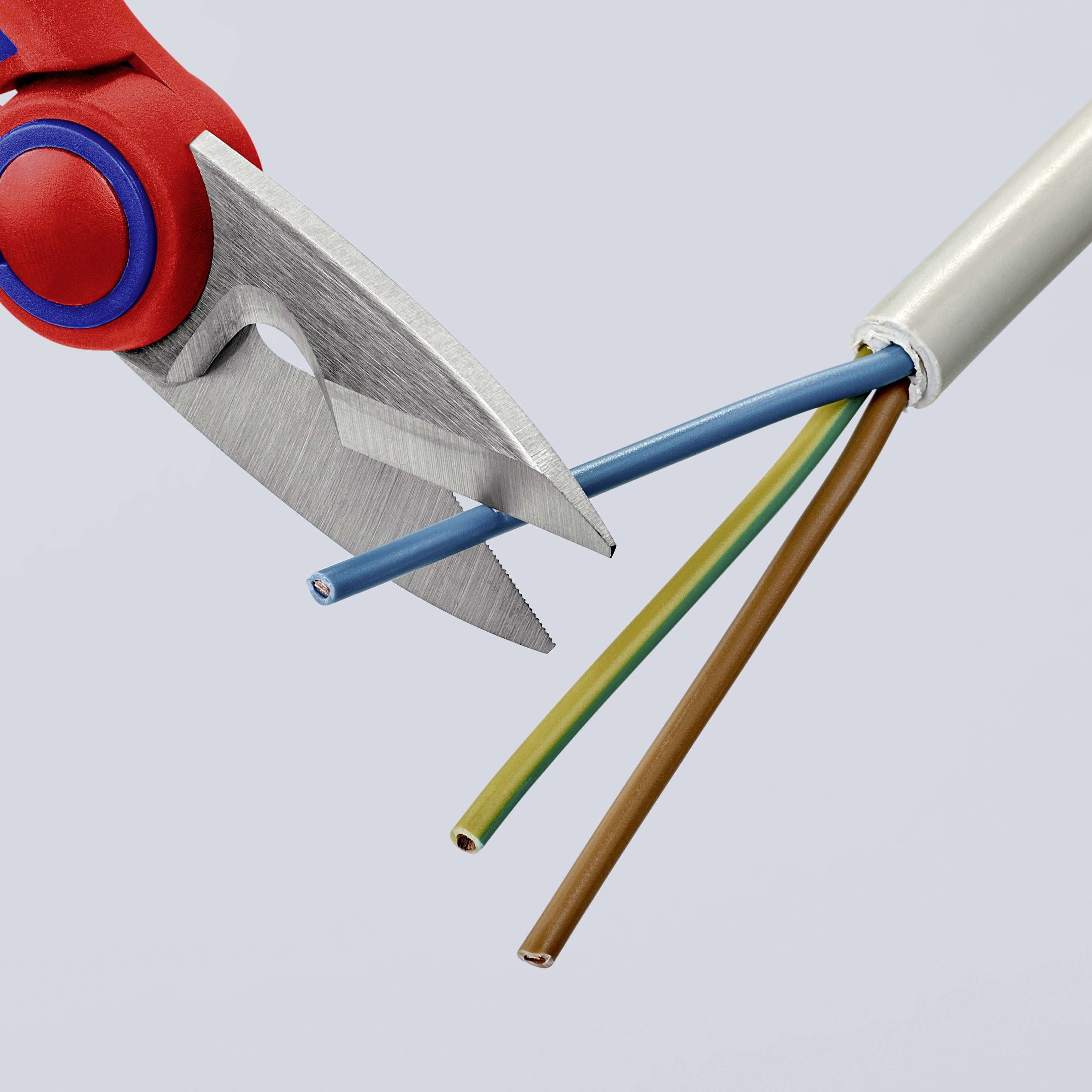 Eine Drahtschere schneidet ein Kabel mit isolierten Drähten in Blau, Gelb-Grün und Braun.