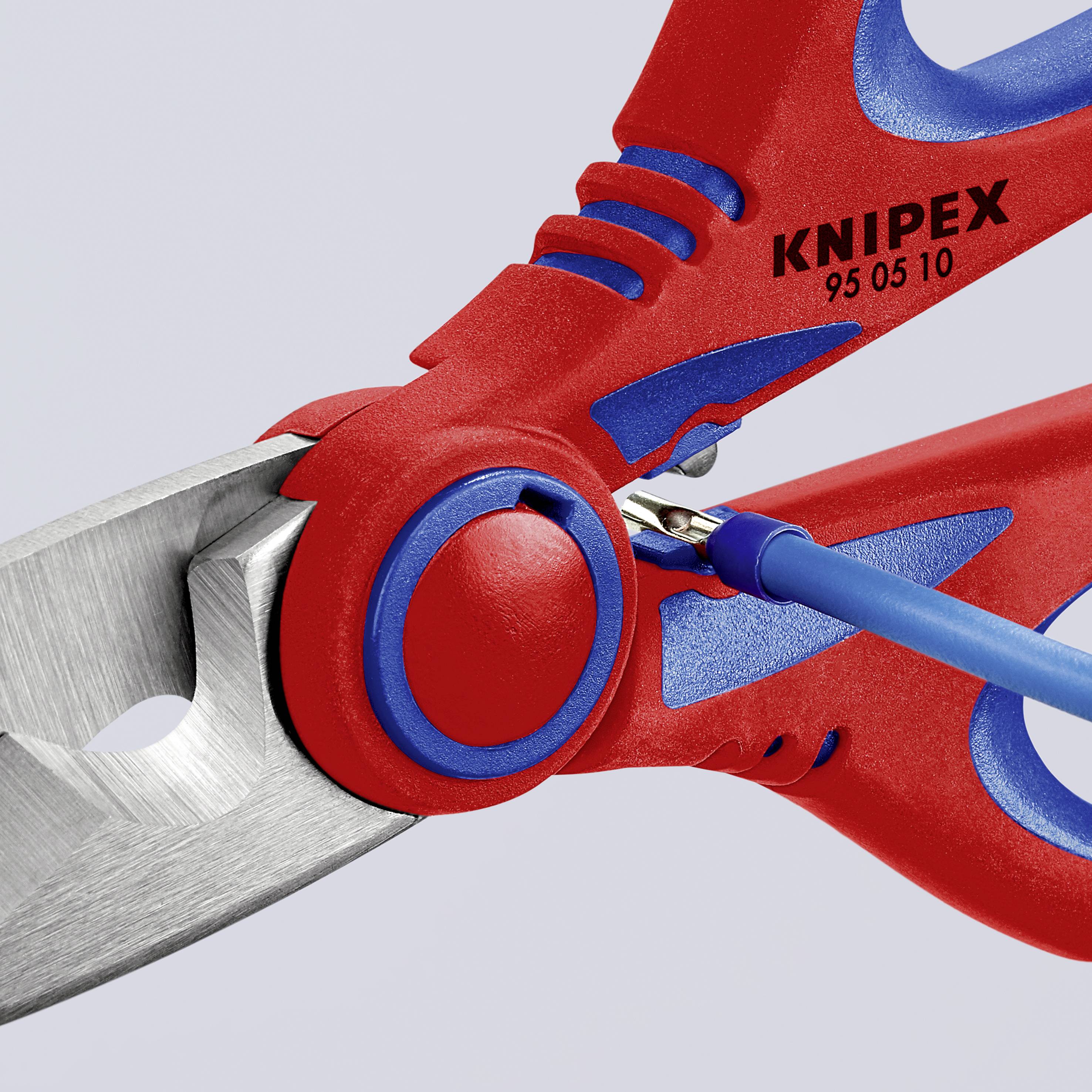 Rote Knipex-Zange schneidet Draht. Herstellername und Modellnummer auf der Zange sichtbar. Zange gegen grauen Hintergrund.