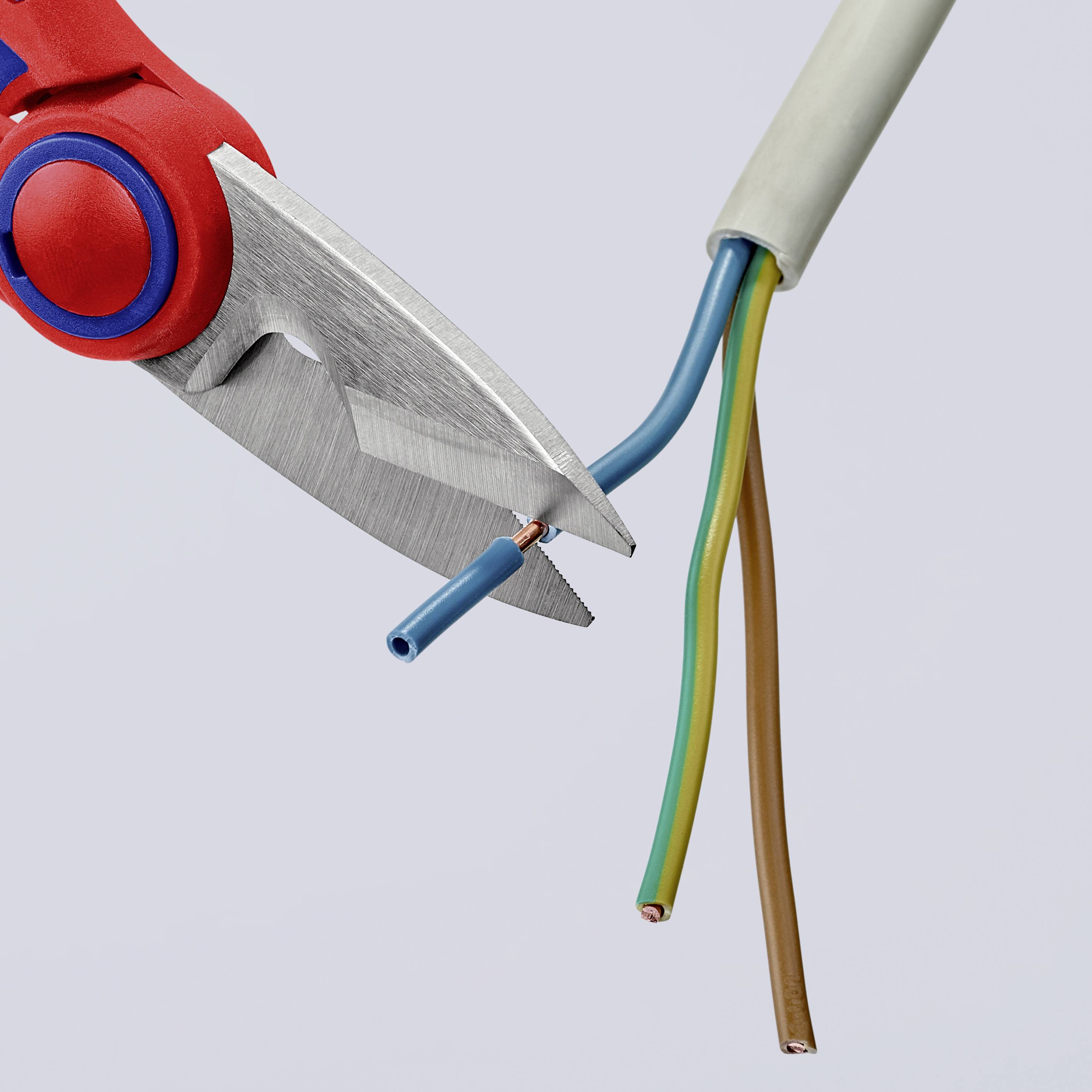Ein Seitenschneider mit rotem Griff schneidet ein Kabel mit mehreren Drähten im Querschnitt.