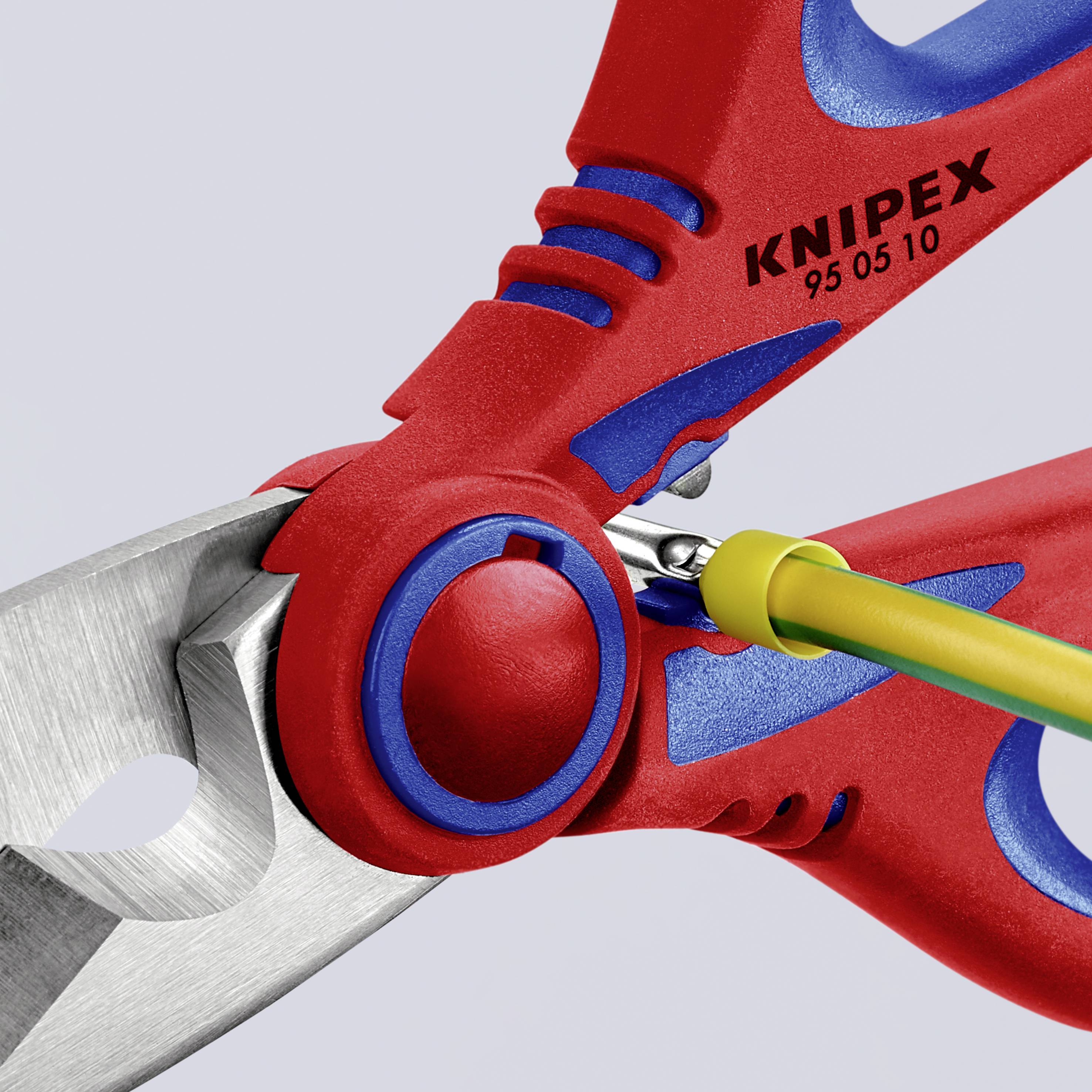 Rote, blaue Kabelschere von Knipex schneidet gelbes Kabel. Naheaufnahme zeigt scharfe Klingen und ergonomisches Design.