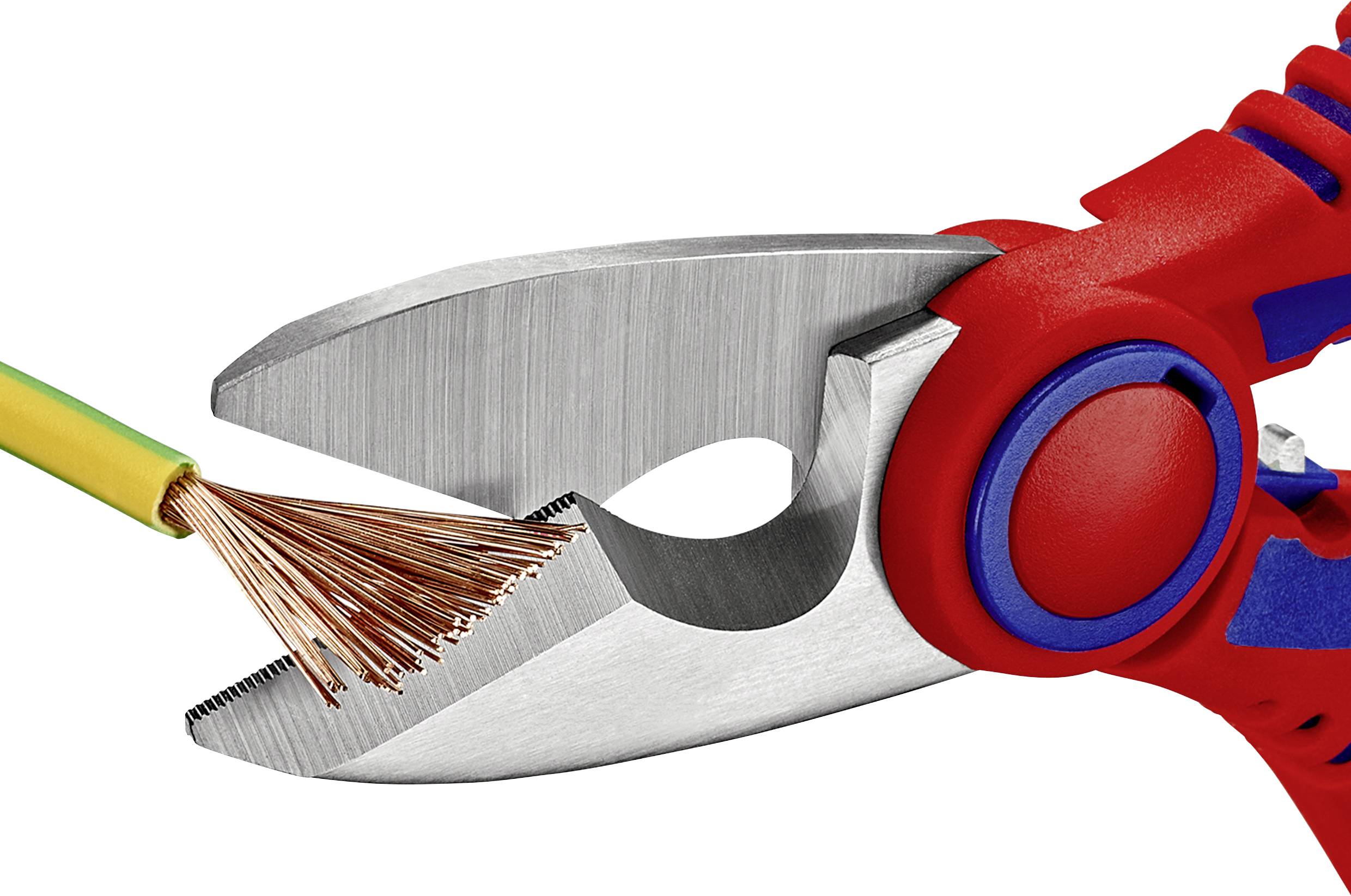 Nahaufnahme eines Drahtschneiders, der ein mehradriges Kabel schneidet.