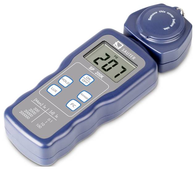 Digitales Luxmeter mit abnehmbarer Sensoröffnung, zeigt 207 fc an. Verwendet zur Messung von Lichtintensität in Fotografie oder Beleuchtungsplanung.