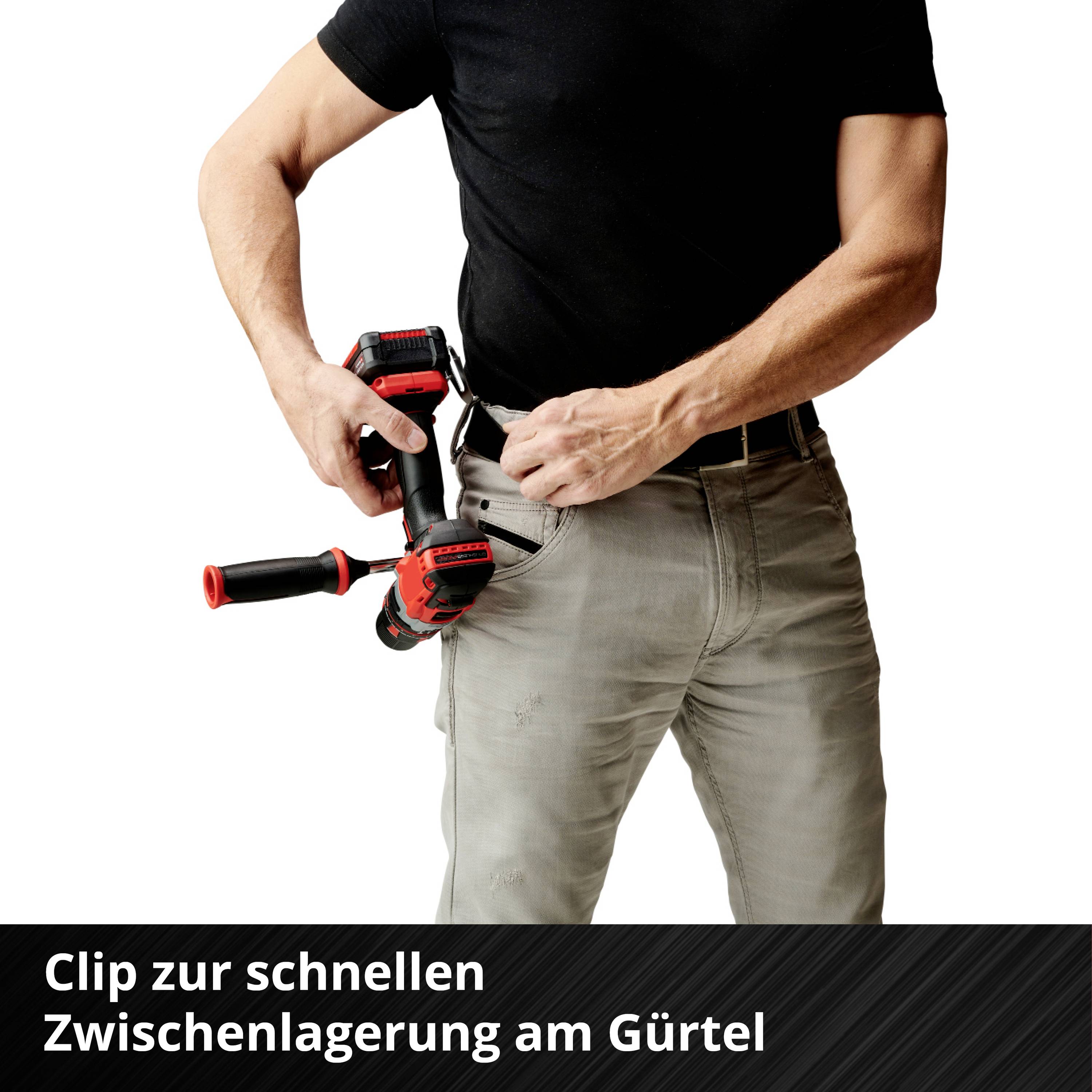 Eine Person clippt ein Werkzeug an einen Gürtel, um es schnell griffbereit zu haben. Der Fokus liegt auf der Handhabung des Werkzeugs.