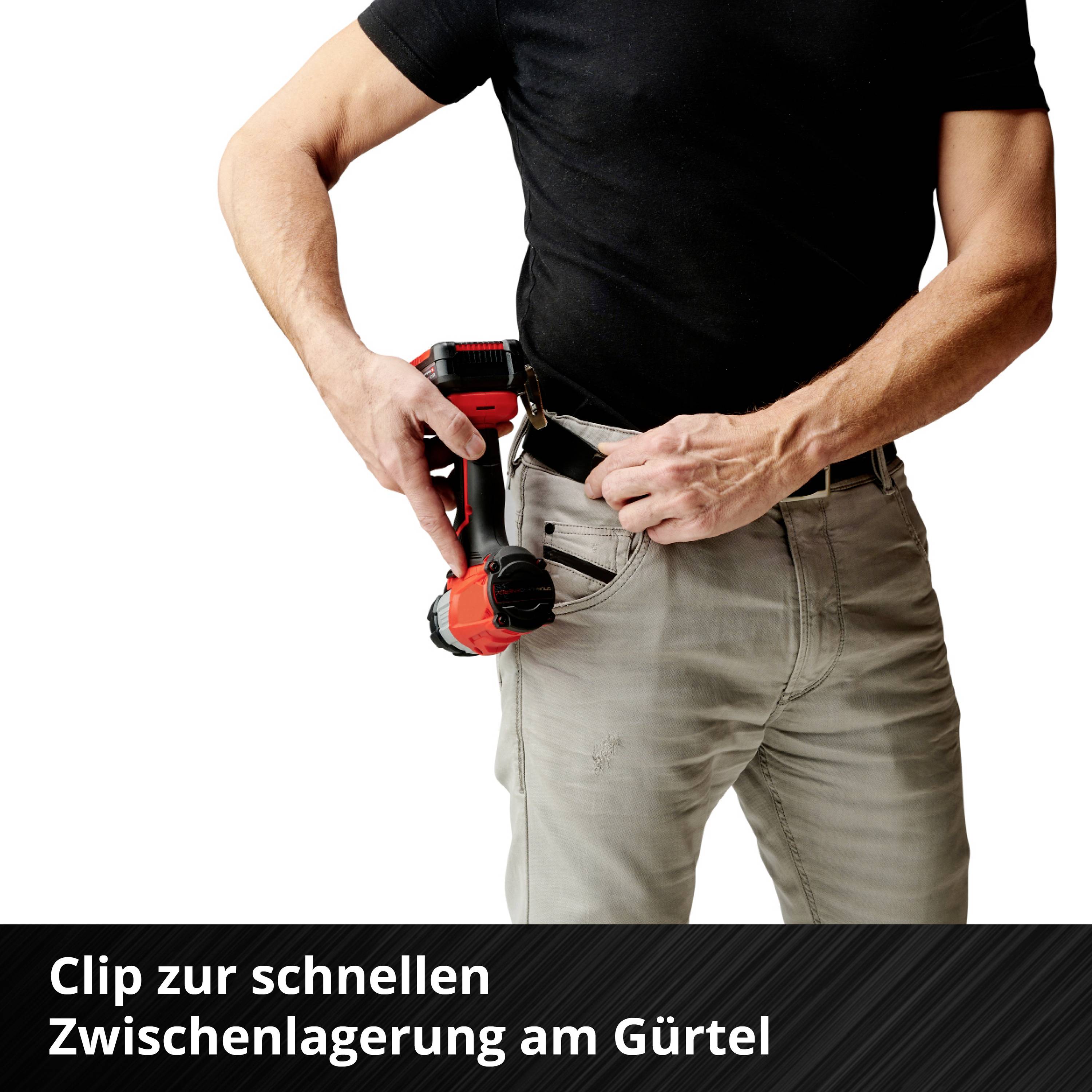 Eine Person befestigt eine Werkzeughalterung an ihrem Gürtel. Untertitel: 'Clip zur schnellen Zwischenlagerung am Gürtel'.