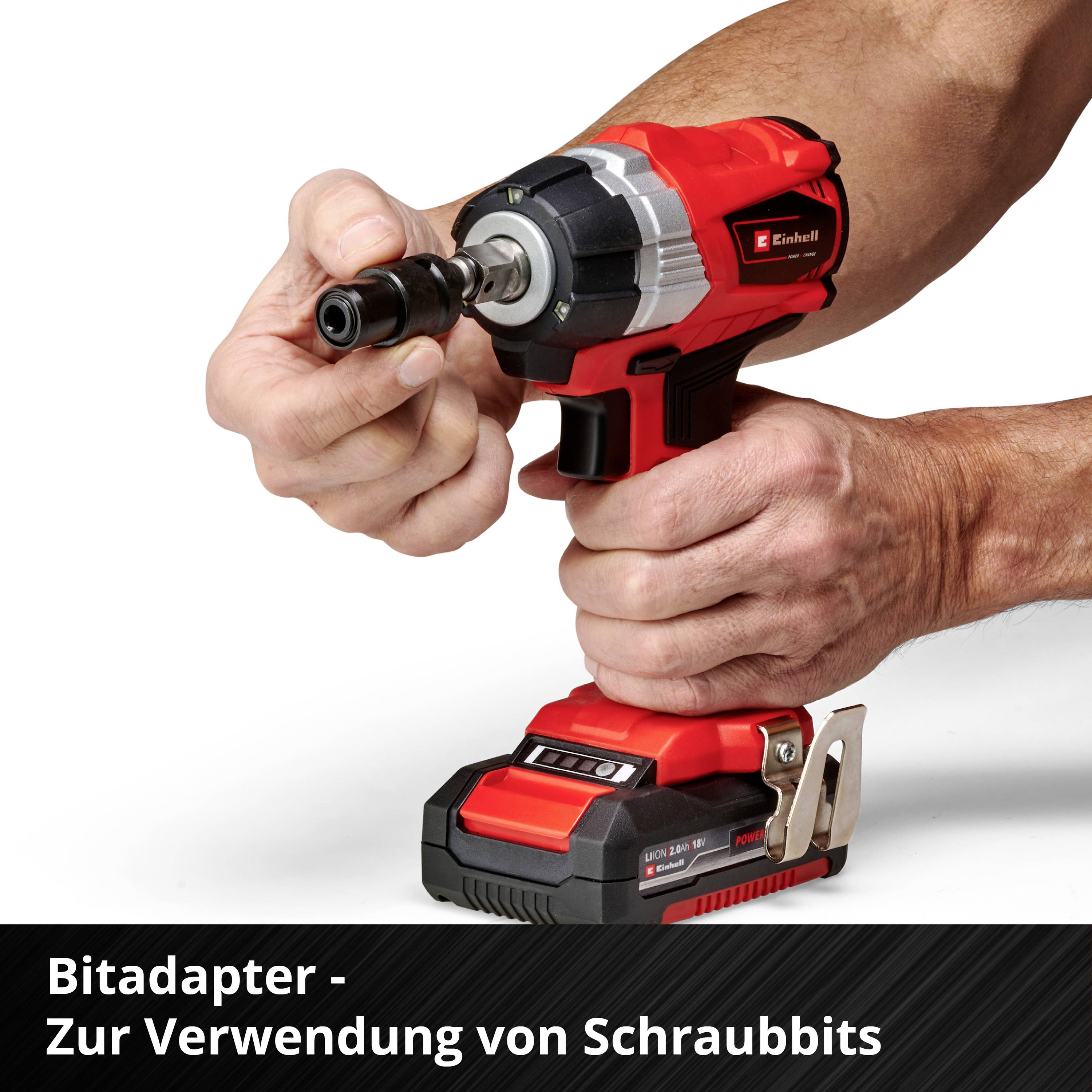Mann benutzt einen roten Akku-Schraubschlüssel mit Bitadapter, geeignet für Verschraubungsarbeiten.