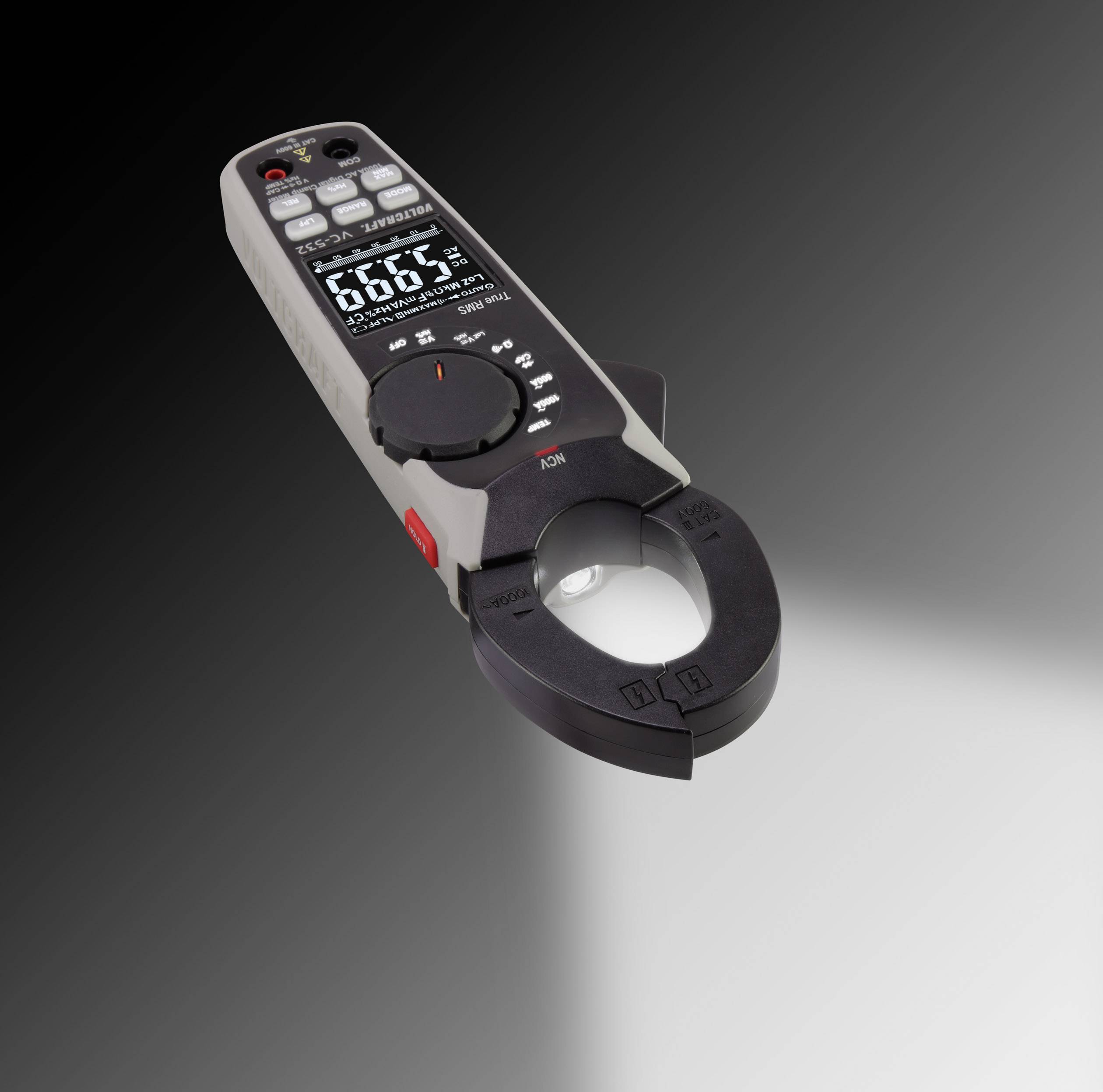 Ein digitales Strommessgerät mit Zangenfunktion zeigt Messwerte auf einem Bildschirm an, geeignet für elektrische Messungen.