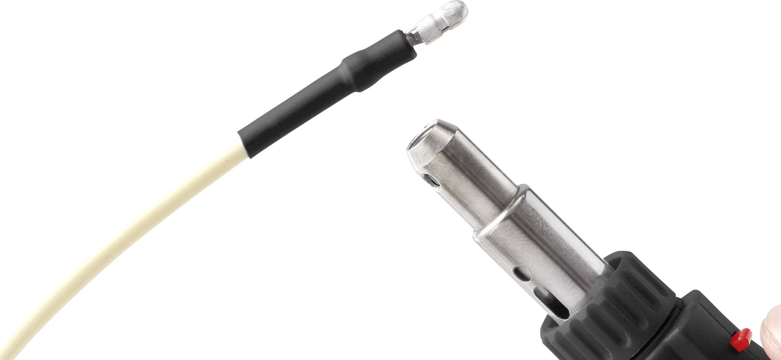 Ein Kabel wird in den Anschluss eines Steckverbinders eingeführt.